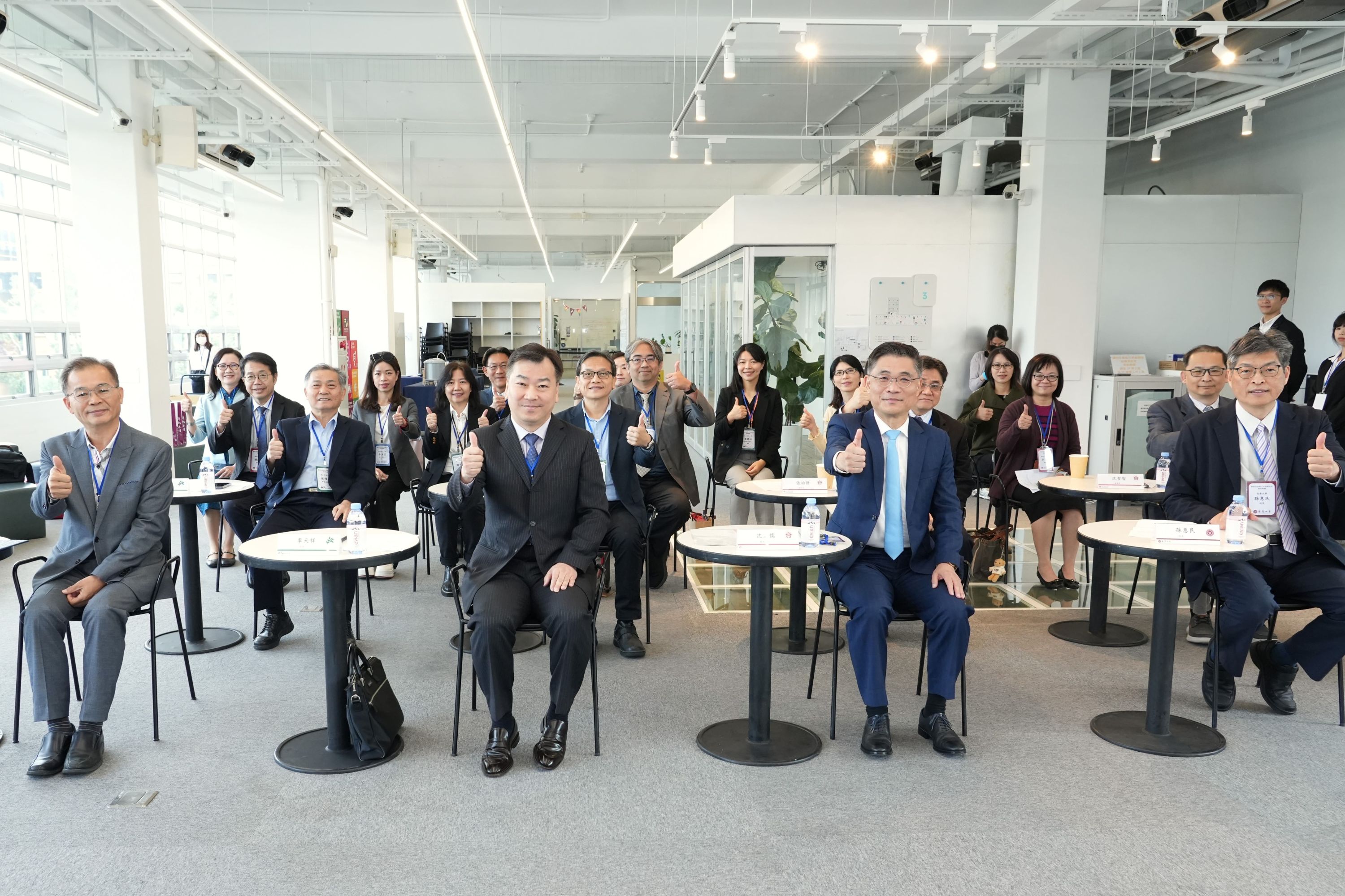 4 校一級主管與師長們出席共同見證簽約儀式