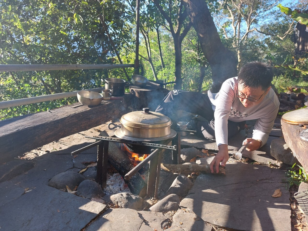 學生燒柴煮飯，自給自足