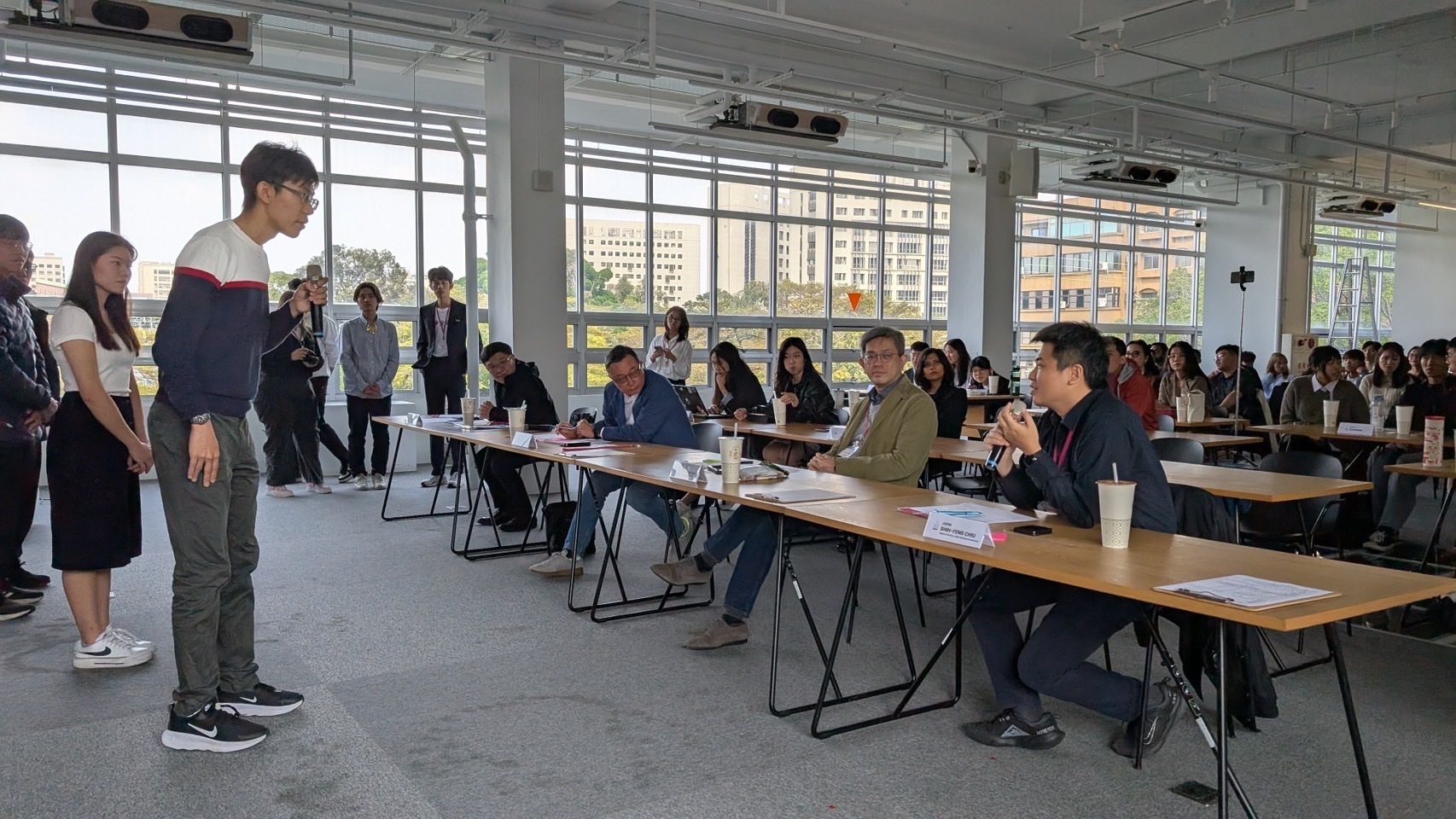 Judges, including Ping-Sheng Wu (Senior Vice President of NCKU and Director of Atelier Future), Cheng-Ping Chu (Manager of Sustainability & Climate Change at PwC), Shih-Feng Chiu (Deputy Director of the Start-up Accelerator at NCKU), and Chao-Nan Chen (Co-founder of Sustainable Impact Capital Kaohsiung), engage with teams, posing critical questions and providing insightful feedback to help refine their solutions for greater social impact.