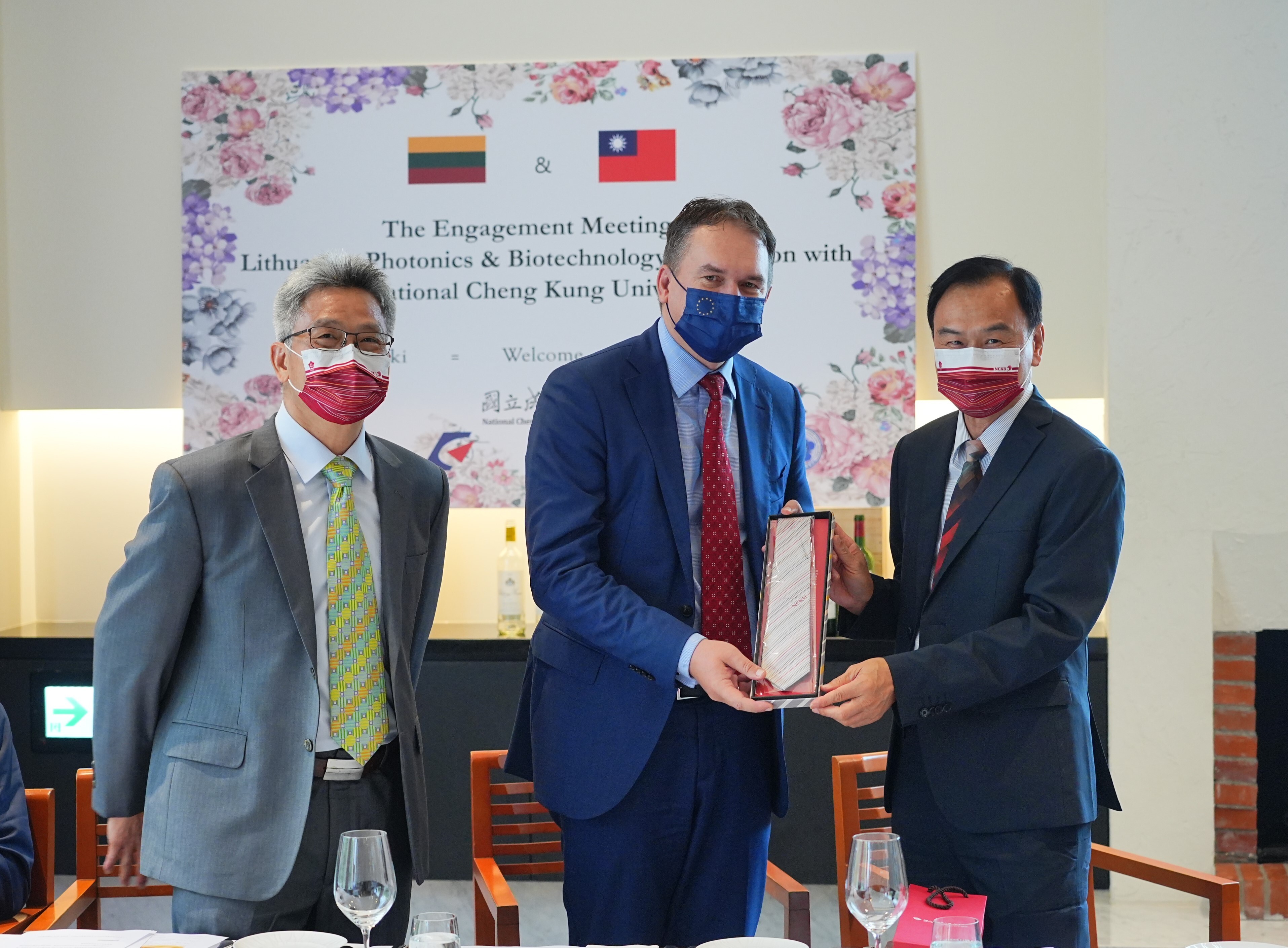 During his reception of the Lithuanian delegation, NCKU vice president, Fong-Chin Su (right), presents a NCKU's 90th Anniversary Commemorative Tie to Paulius Lukauskas (middle), the Lithuanian Representative in Taiwan at the luncheon.