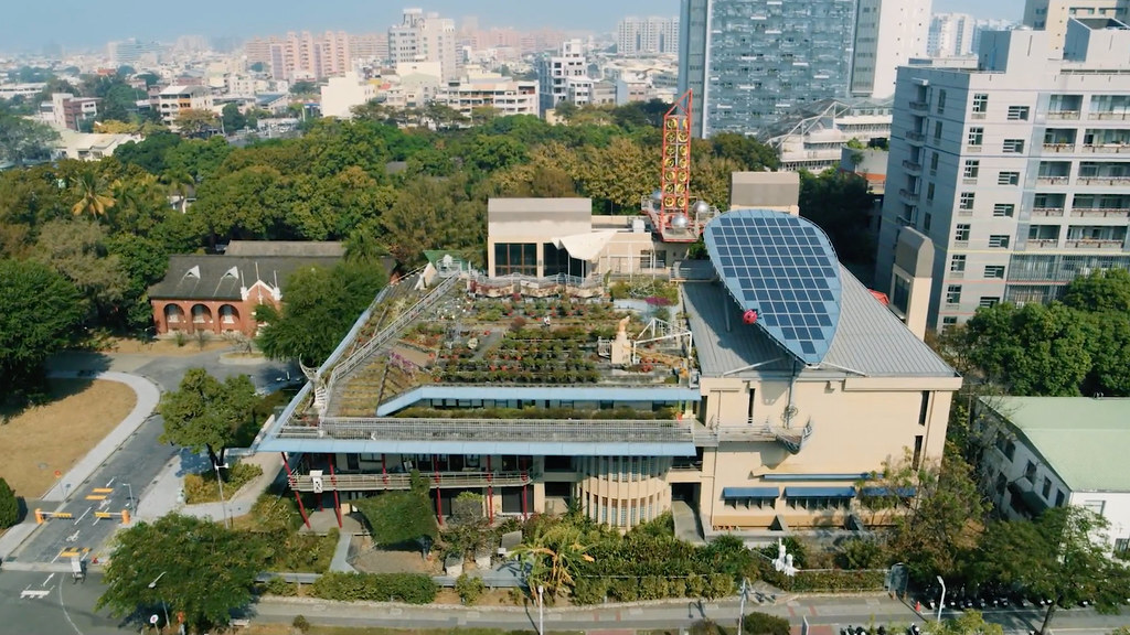 環境資訊中心2成大孫運璿綠建築研究大樓被外界譽為「綠色魔法學校」。圖片來源：台達電子文教基金會提供