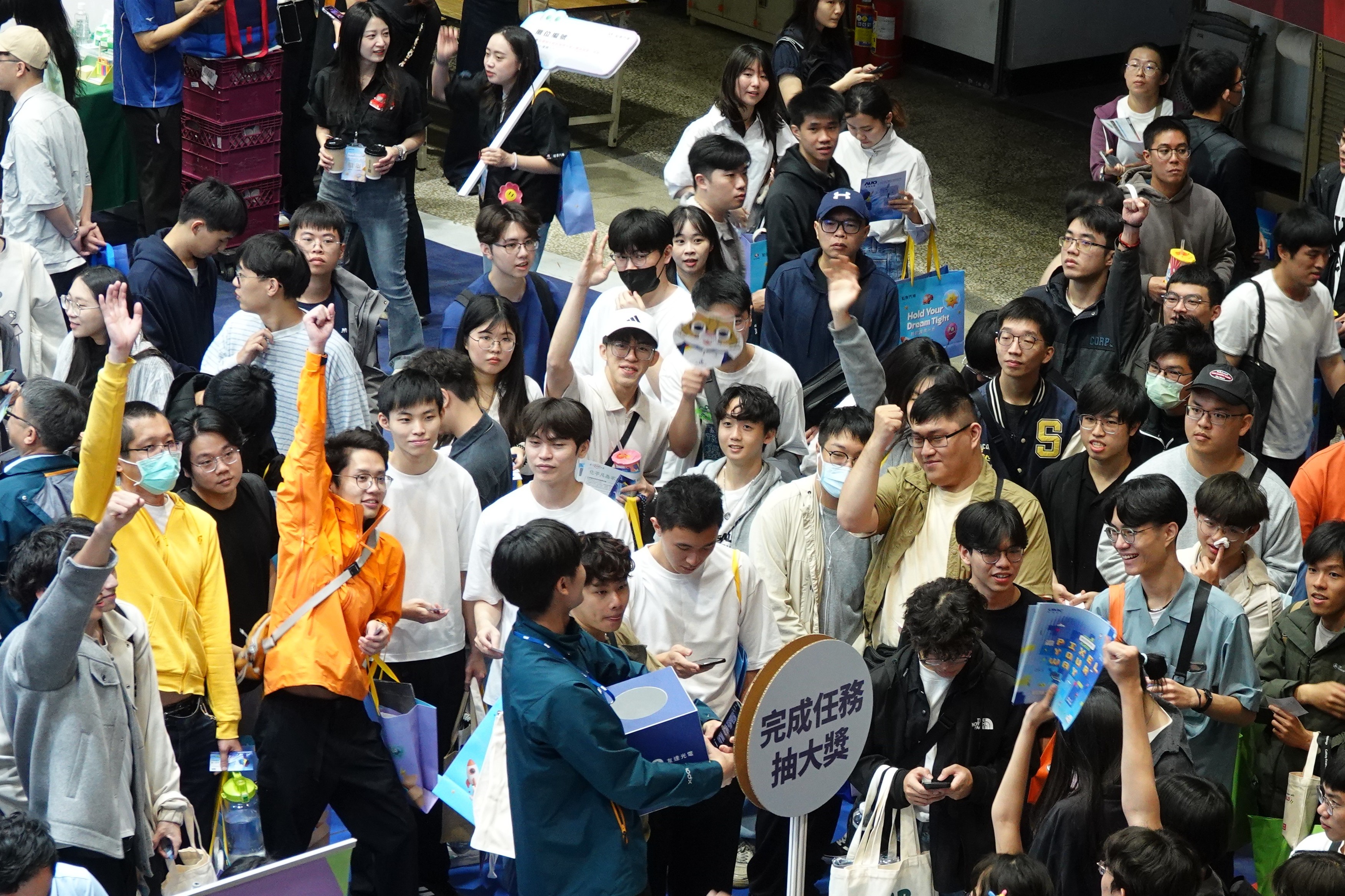 今日南部氣溫回暖，天氣晴朗。「2026 南區就業博覽會」人潮比去年更多，一大早校門口即湧現排隊人潮