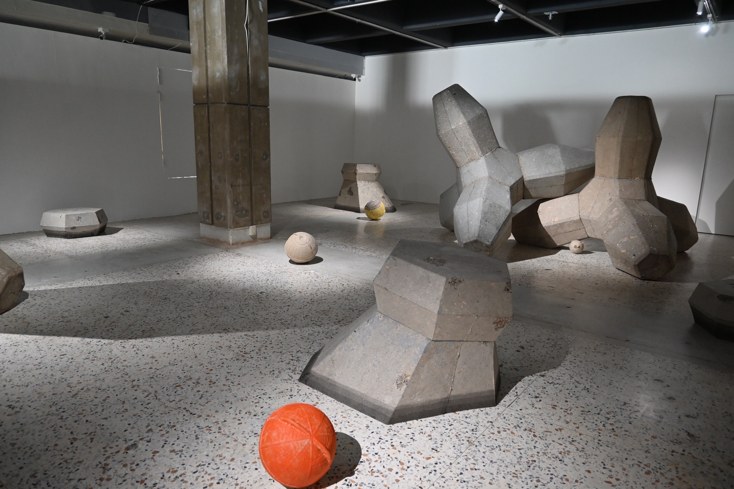 圖四：廖昭豪的創作從「地景工事」出發，關注工程結構與權力符號如何形塑大眾對空間與重量的理解。