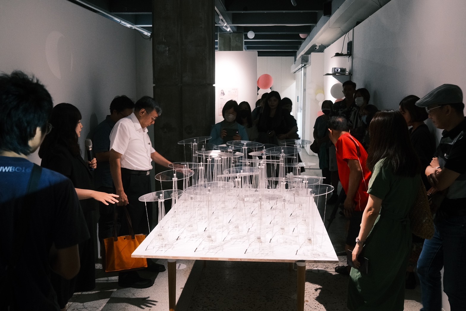 科藝學程學生於展覽中向觀眾介紹各自的創作理念並展示成果_陳建旭院長_沈揚庭老師_簡聖芬老師_簡瑋麒老師於現場給予講評與建議1