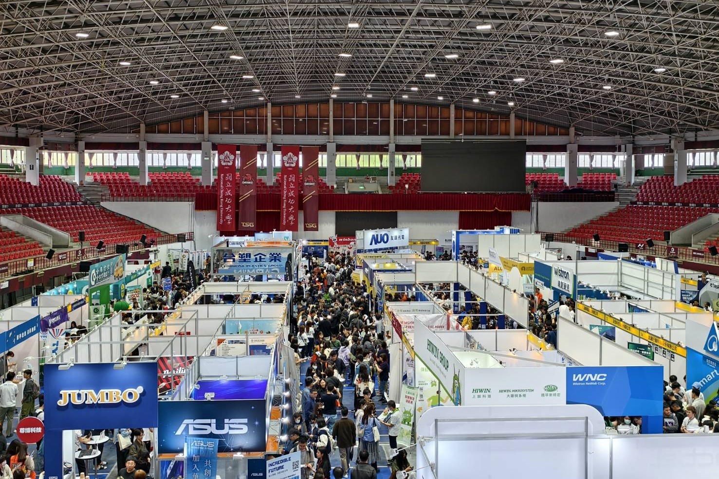 3 月 15 日現場徵才職缺超過 1.2 萬，徵才攤位地點分布在成大光復校區中正堂、學生活動中心前廣場、雲平大道、雲平大樓西側廣場