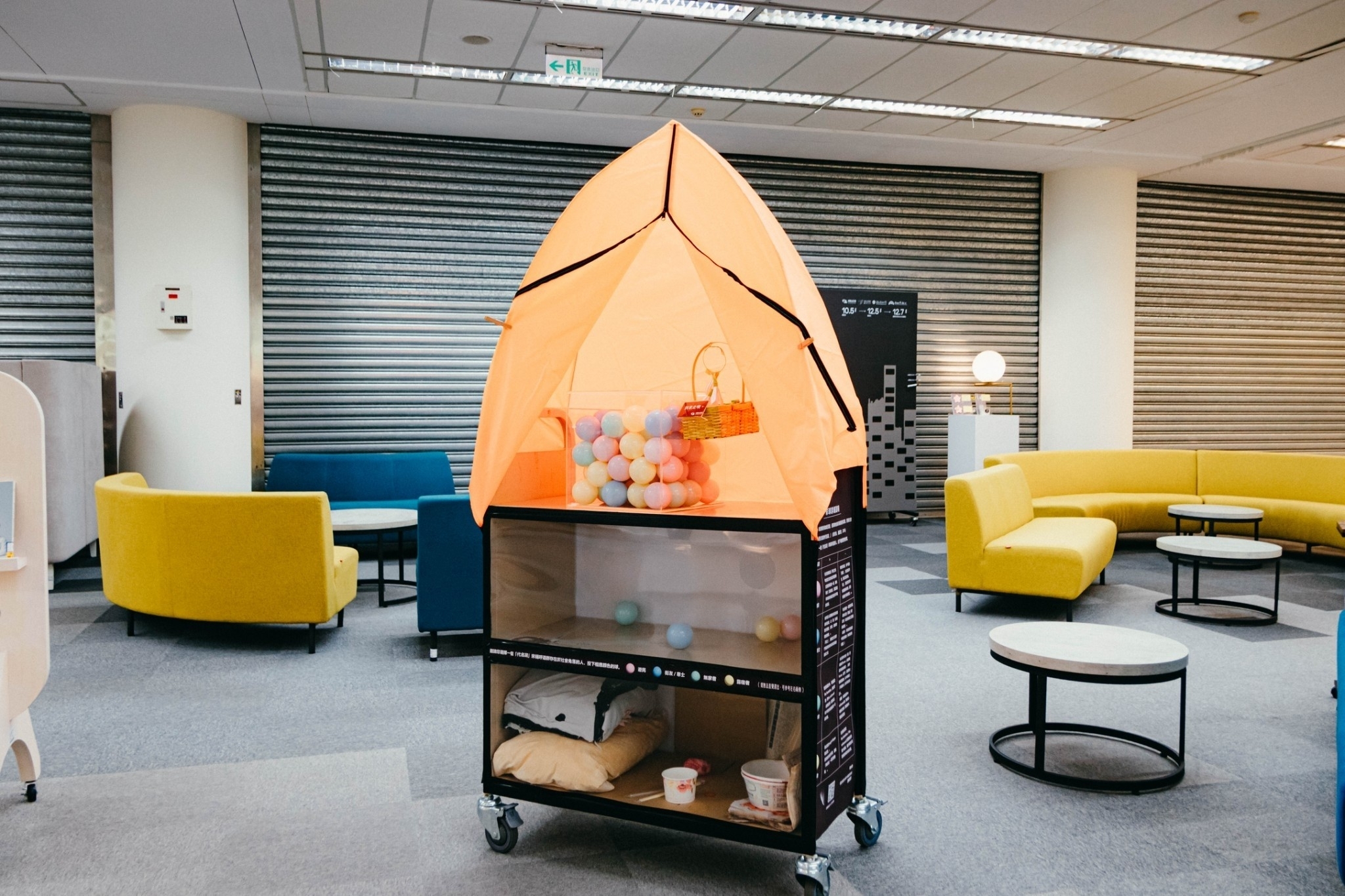 「帳篷書車」不僅是座移動式展品，也提供各色彩球邀請讀者投票，為「角落閱光，愛正發聲」主題書展的核心進行觀眾研究