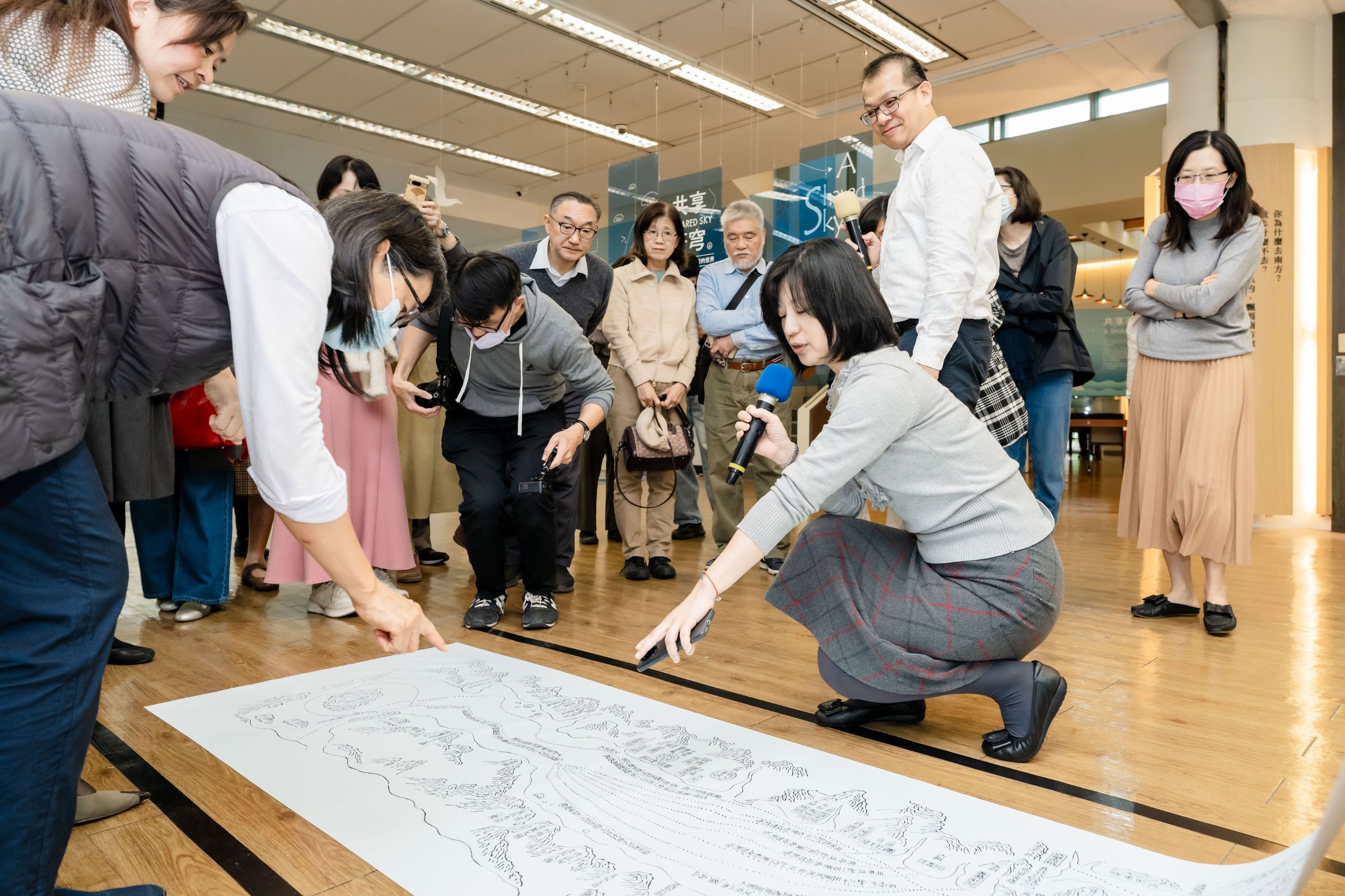 國家圖書館特藏文獻組主任張嘉彬及助理編輯邱子育(右前)專程為與會者進行展場導覽