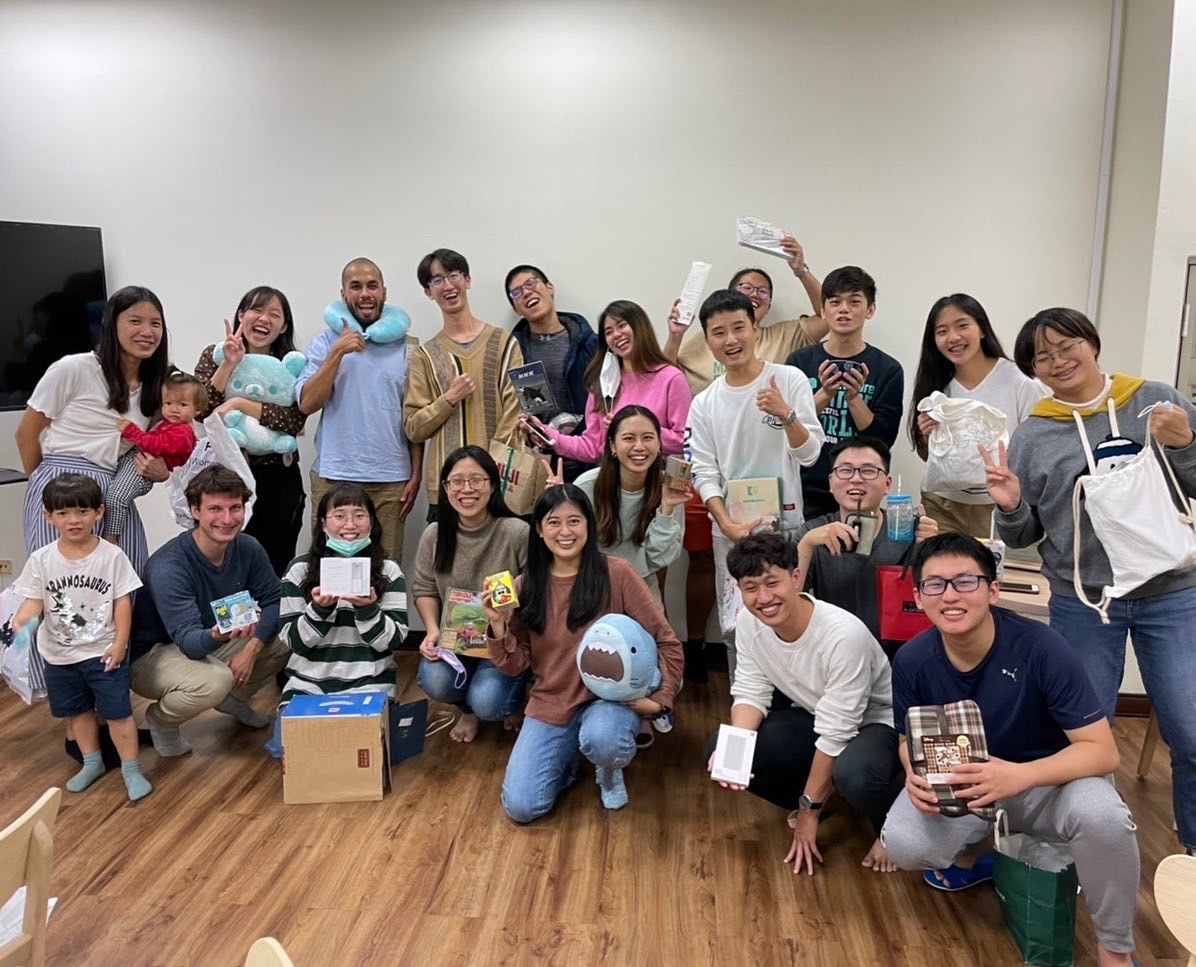 Hsin-Tien Lin lab held a ‘trash’ gift exchange for Christmas in the spirit of resource circulation.