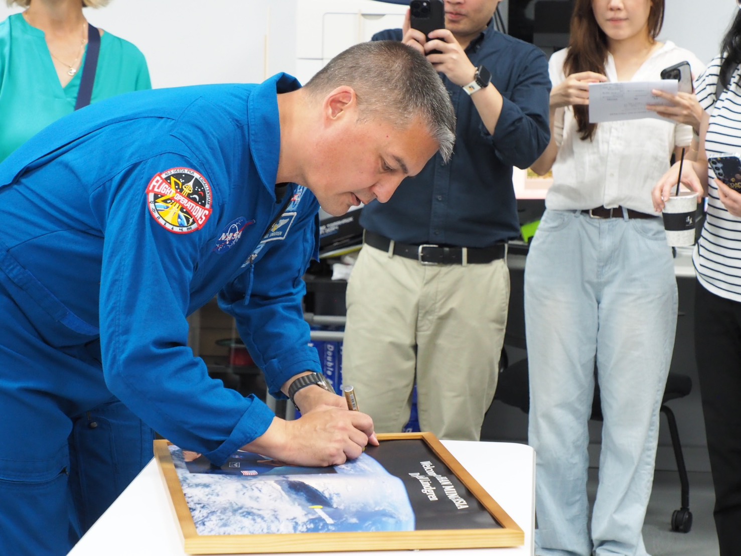 林琪兒博士在國際太空站拍到的台灣照片 親筆簽名