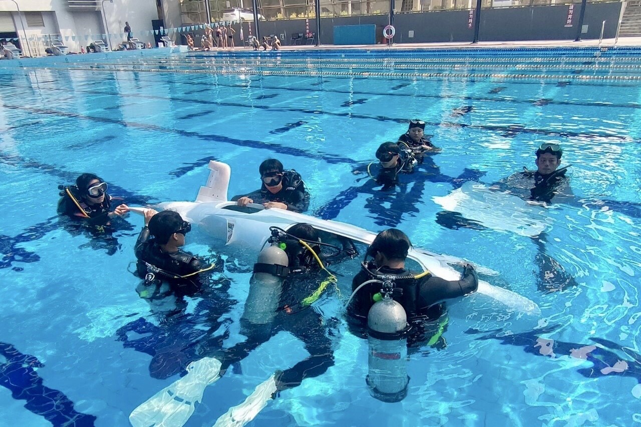 成大人力潛艇隊團隊於成大泳池進行水下測試照1