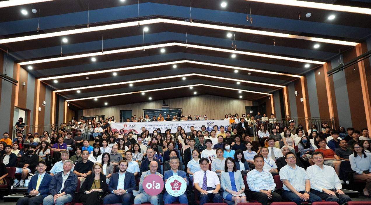 格勒諾布爾-阿爾卑斯大學貴賓及成大與會師生於活動結束後合影,紀錄此次國際交流的重要時刻