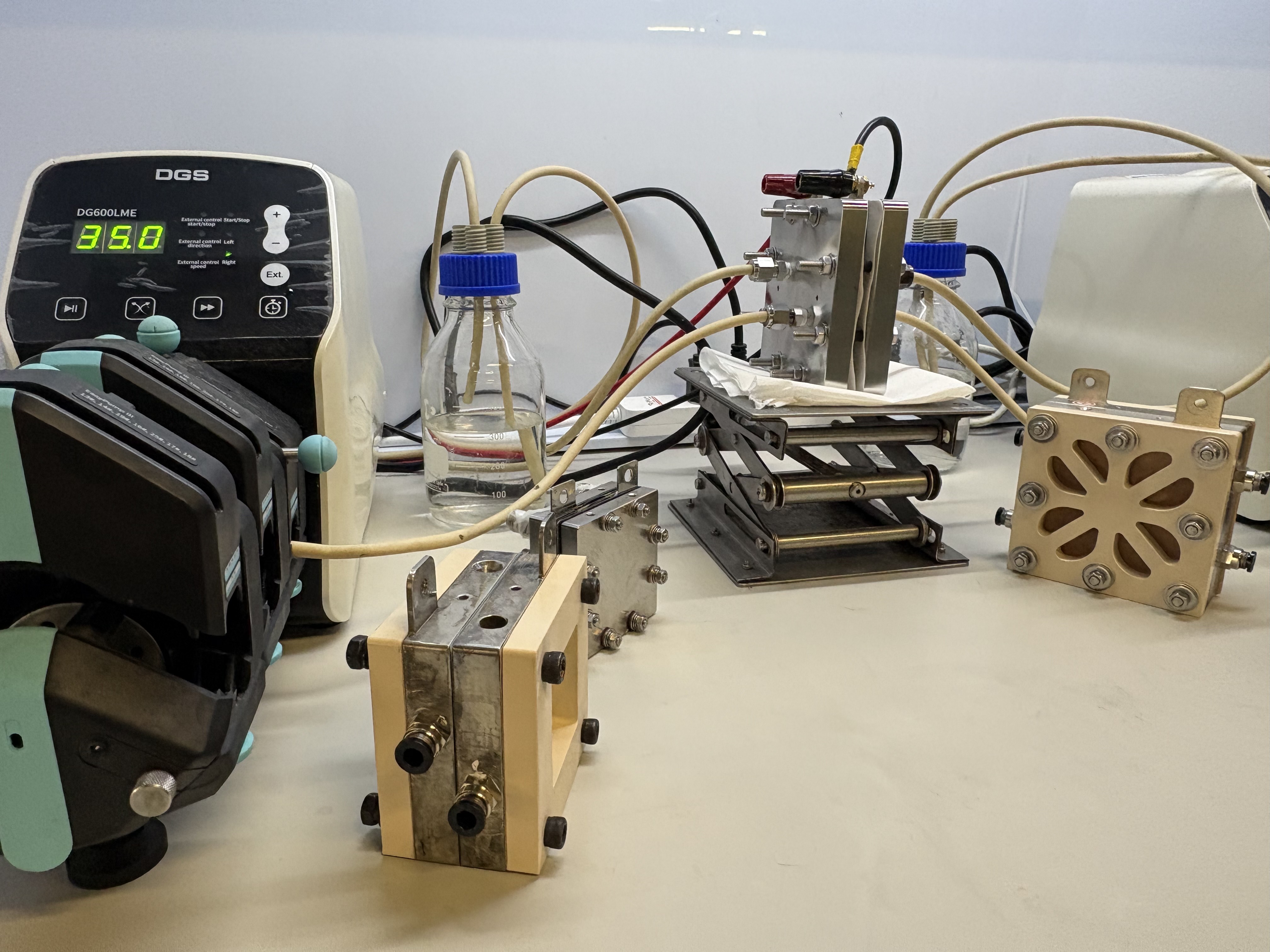 成大材料系講座教授丁志明團隊，研發出特殊材料的催化劑，運用在陰離子交換膜水電解系統，克服海水腐蝕問題，可穩定產氫。