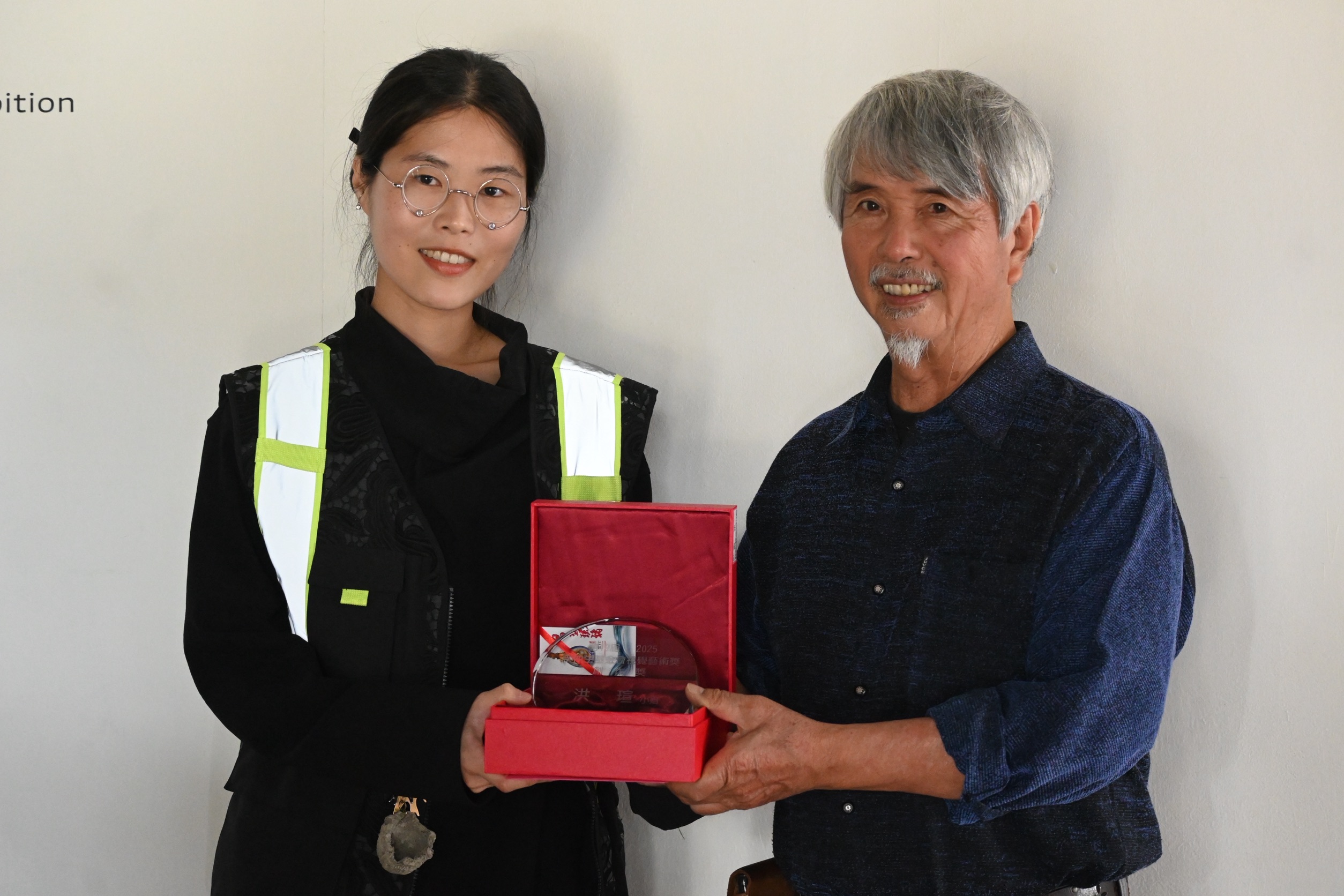 圖一畢業於國立台北藝大美術系的藝術家洪瑄，感念李仲生老師傑出的創作給予藝術界的啟發