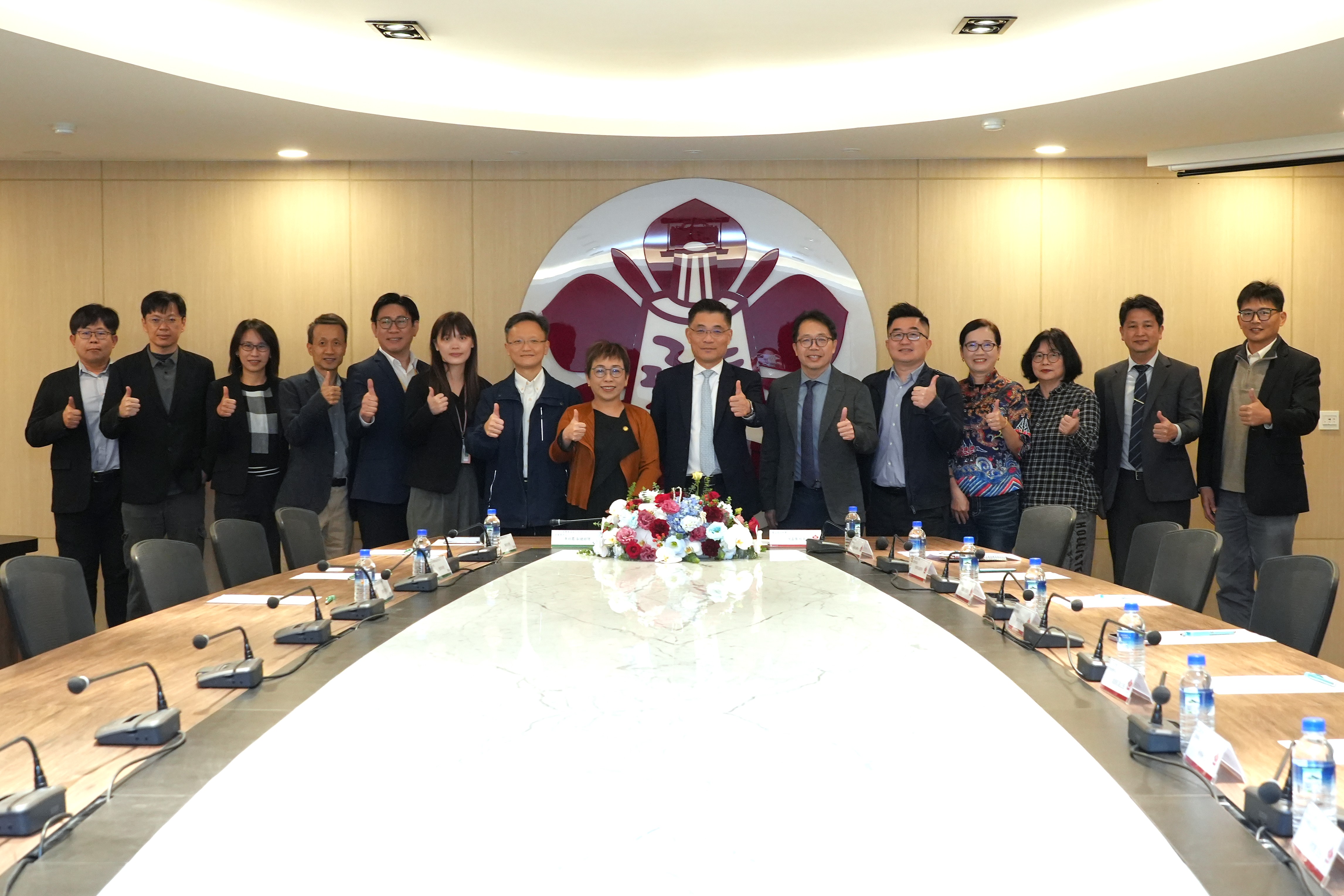 成大師長與日月光主管一同見證新型專班合作啟動