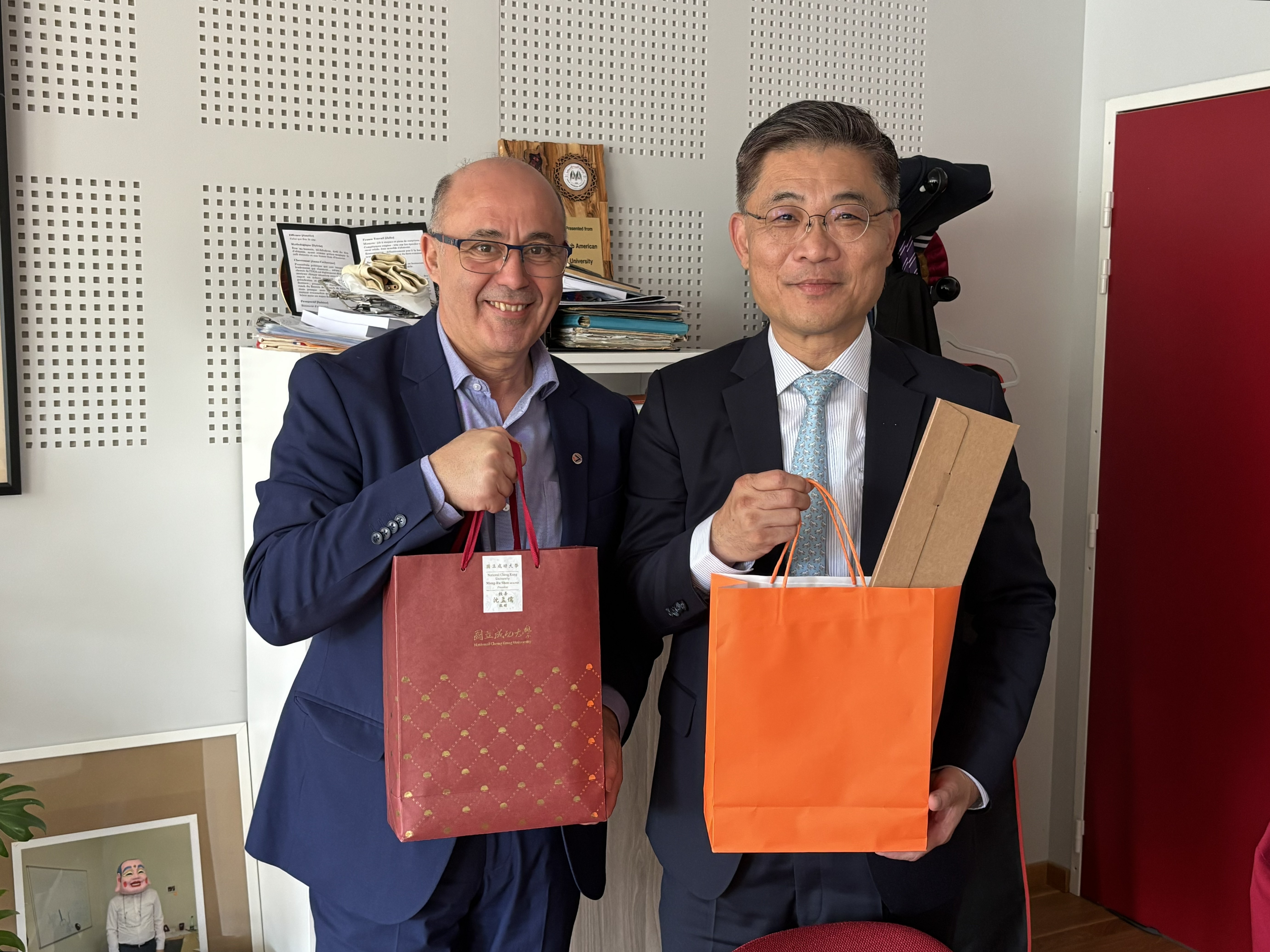 格勒諾布爾─阿爾卑斯大學Prof. Yassine Lakhnech校長（左）與沈孟儒校長相互贈禮合影