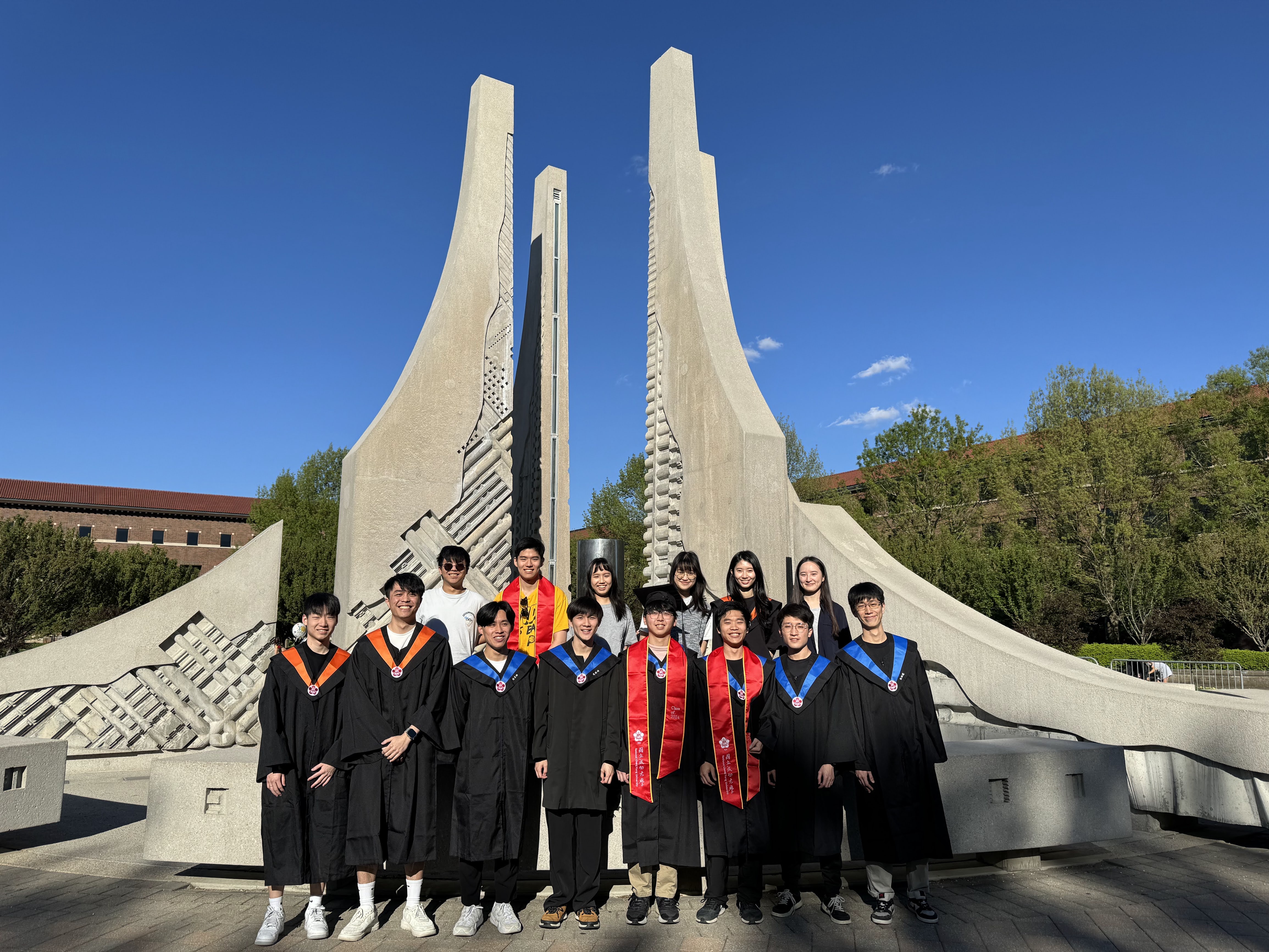 1.首屆學生穿成大學士袍於普渡Engineering_Fountain合影