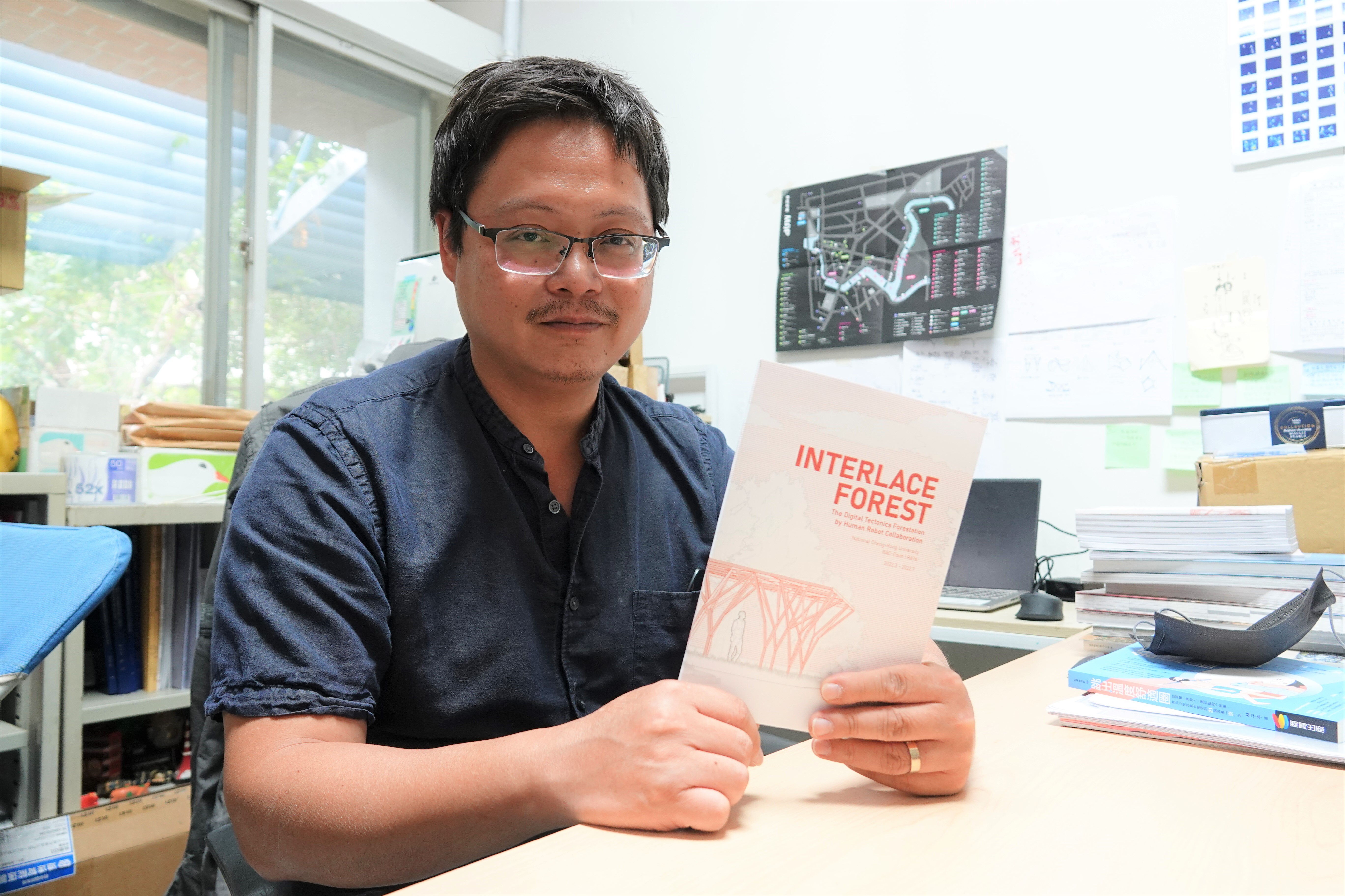 The eponymous book “Interlace Forest” recorded the entire process. (Prof. Yang-Ting Shen and the book.)