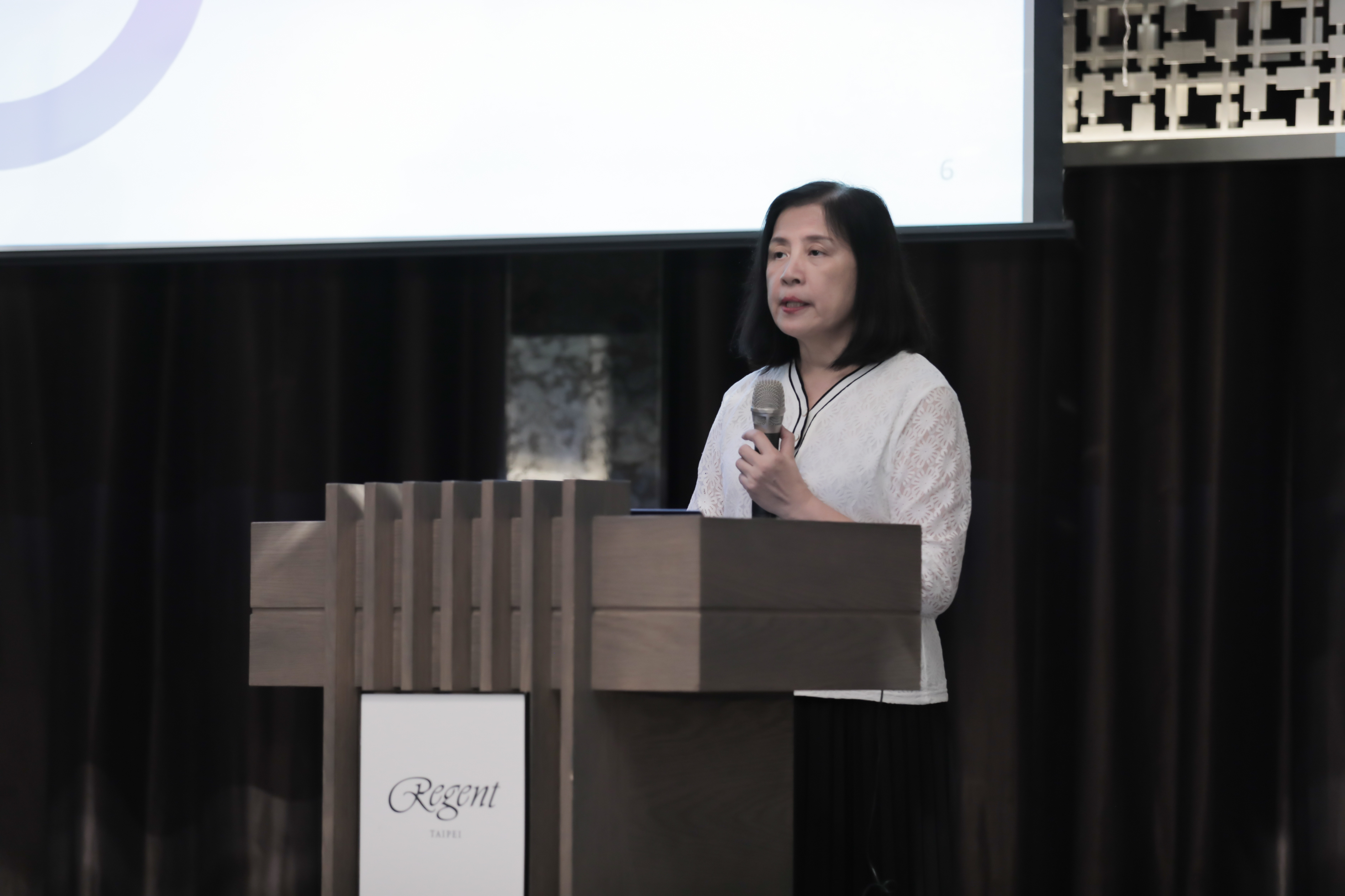 Dr. Nicole Yen-Yi Lee introduced the the Southbound Talent Development Program of the Ministry of Education(MOE) 