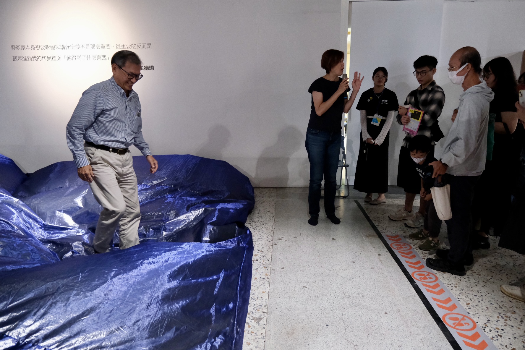 王德瑜的作品《N 33.22》不解讀現實，而是帶觀眾「直觀」現實