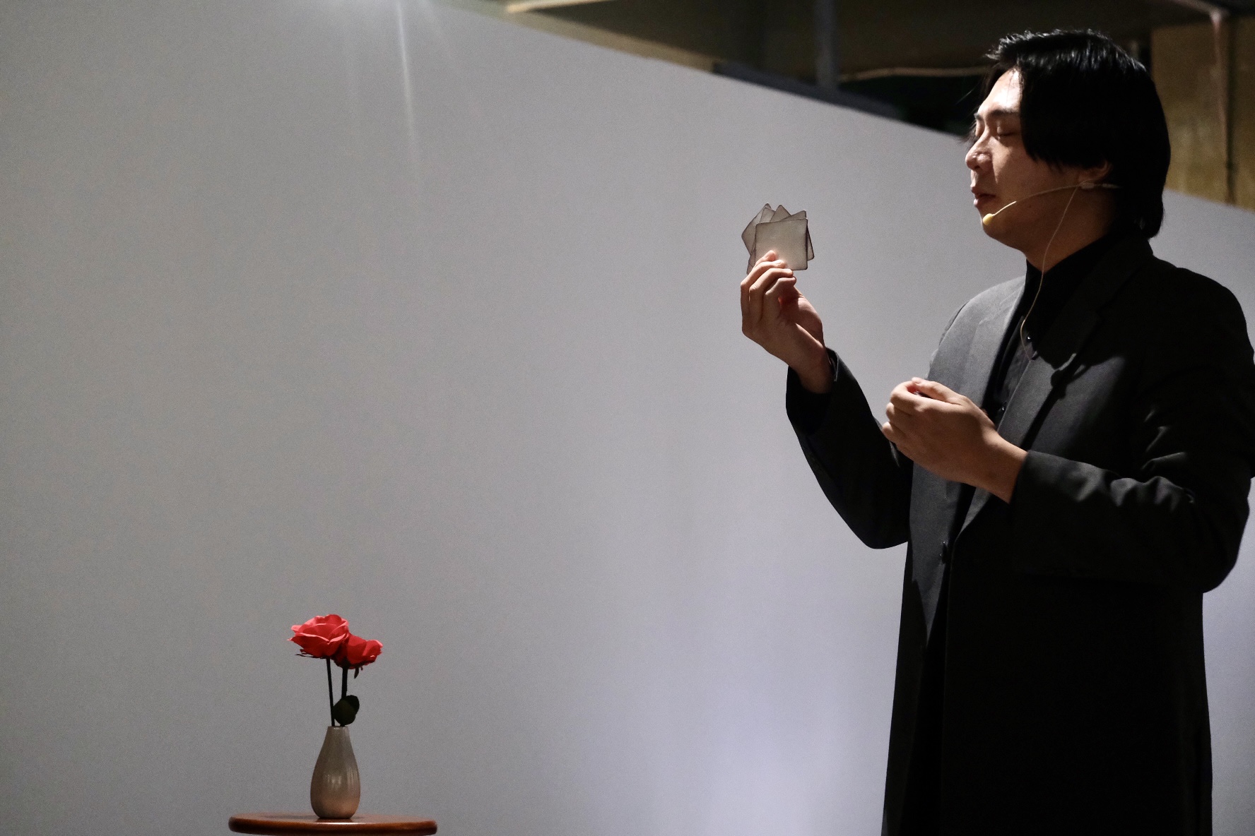 00 開幕式表演邀請林陸傑，以魔術形式引領觀眾進入單純的直觀，帶入「時間意識」裡。