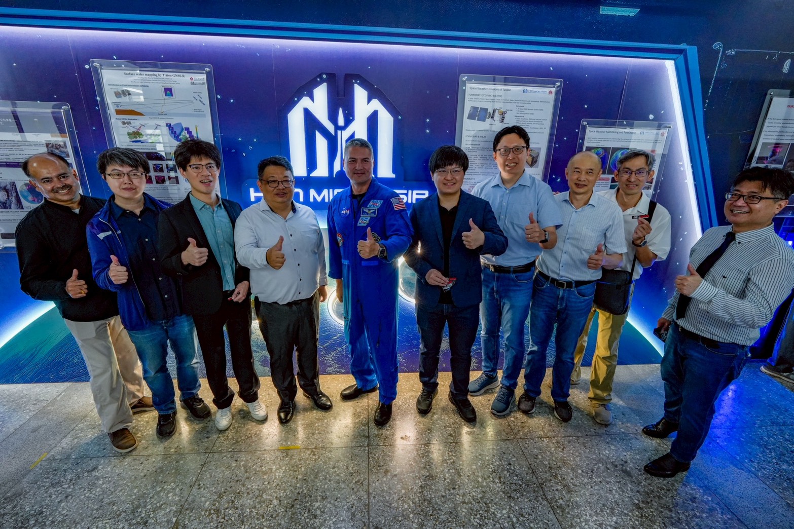 左至右：地科系Rajesh、研究員、地科系 陳佳宏 副教授、太空所 林佳廷 助理教授、物理系 陳炳志 教授、林琪兒 太空人、電機系 林家翔教授、地科系 陳世平 研究員、測量系 林昭宏 教授、航太系 郭泰延 教授、夏漢民太空科技中心 林建宏 主任