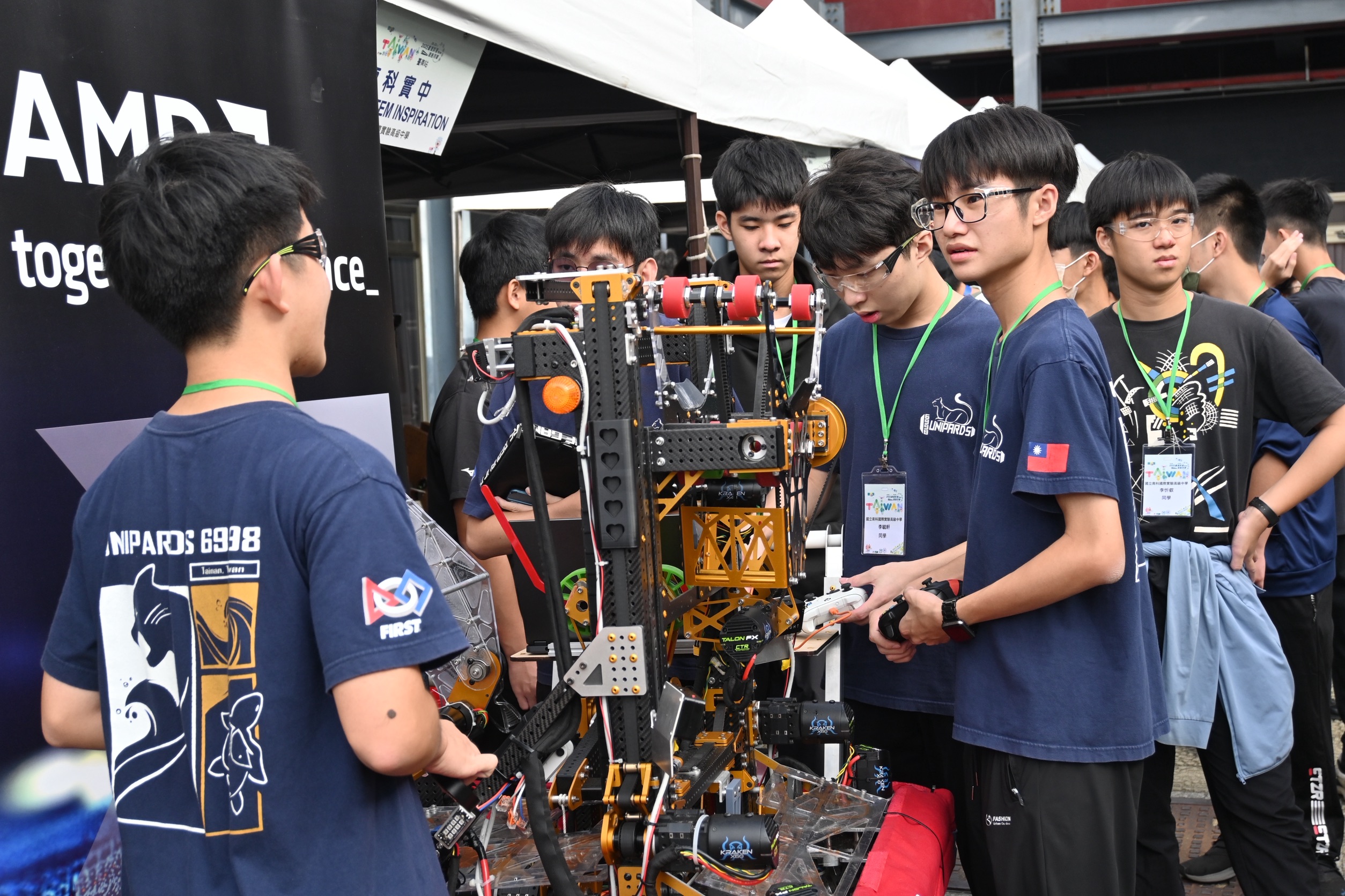 國際南科國際實驗高級中學，展示配合FRC競賽的主題「海洋環保」製作出的自動化機器人