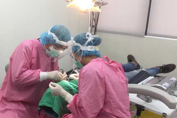 口腔醫學部在防疫期間著裝完備為患者進行治療