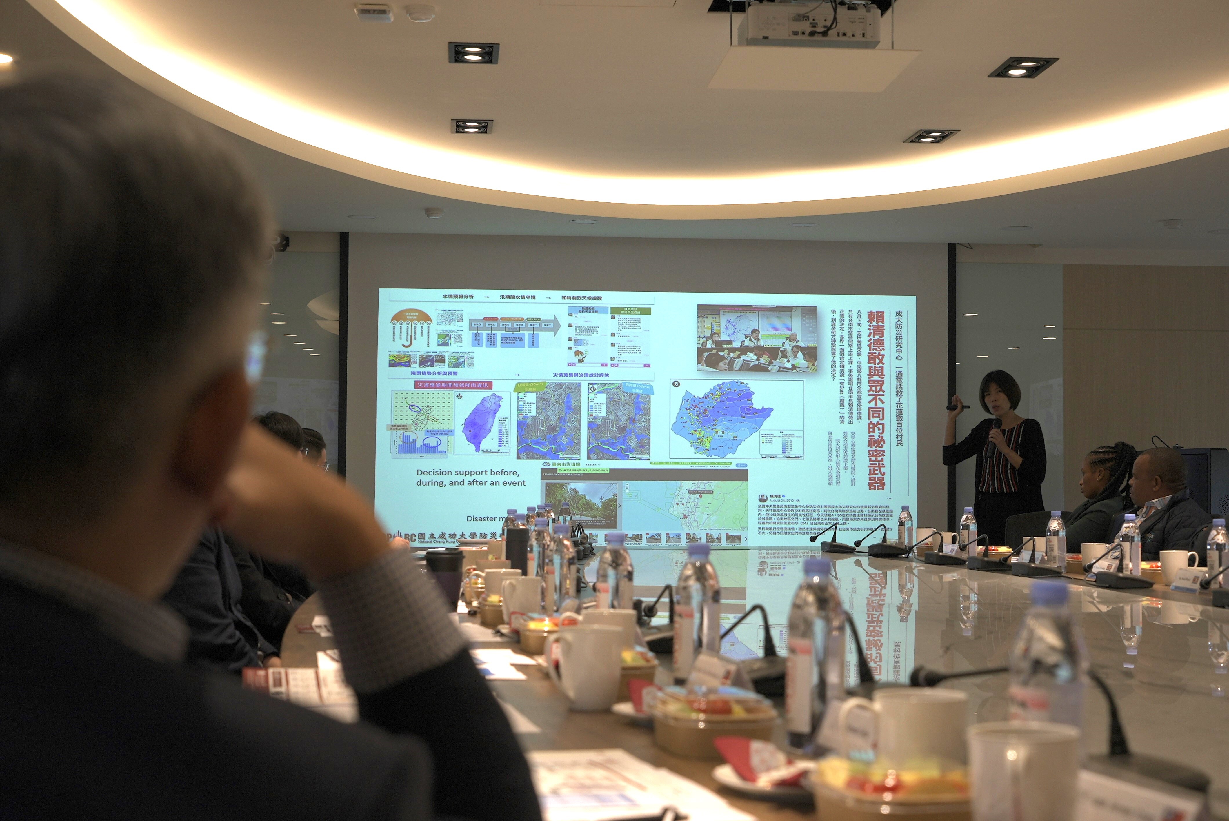 王筱雯主任在會中簡介成大防災中心與政府單位合作機制並分享與各國機構之合作模式