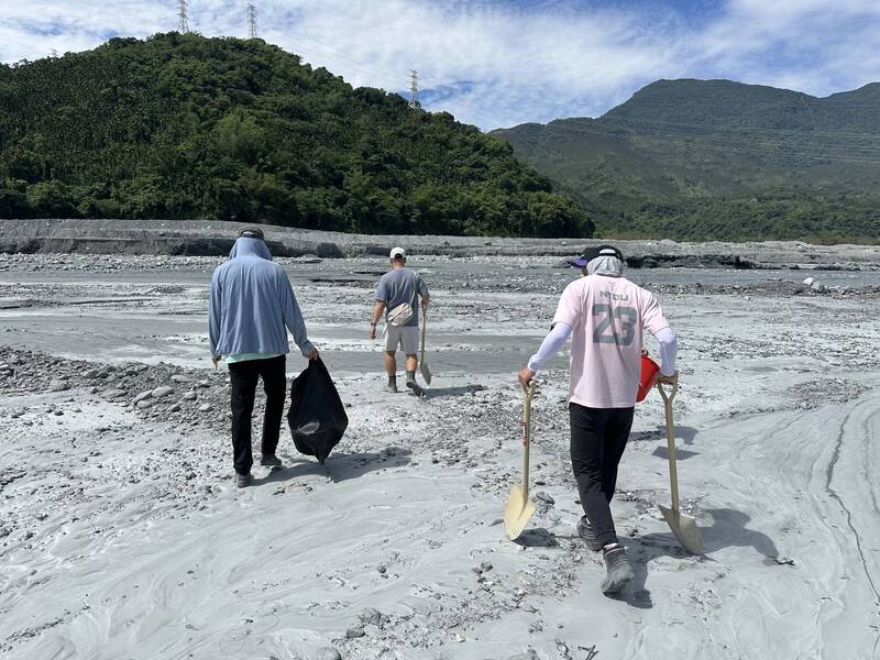 圖四:成功大學研究團隊深入馬太鞍溪,在溪床採取土樣