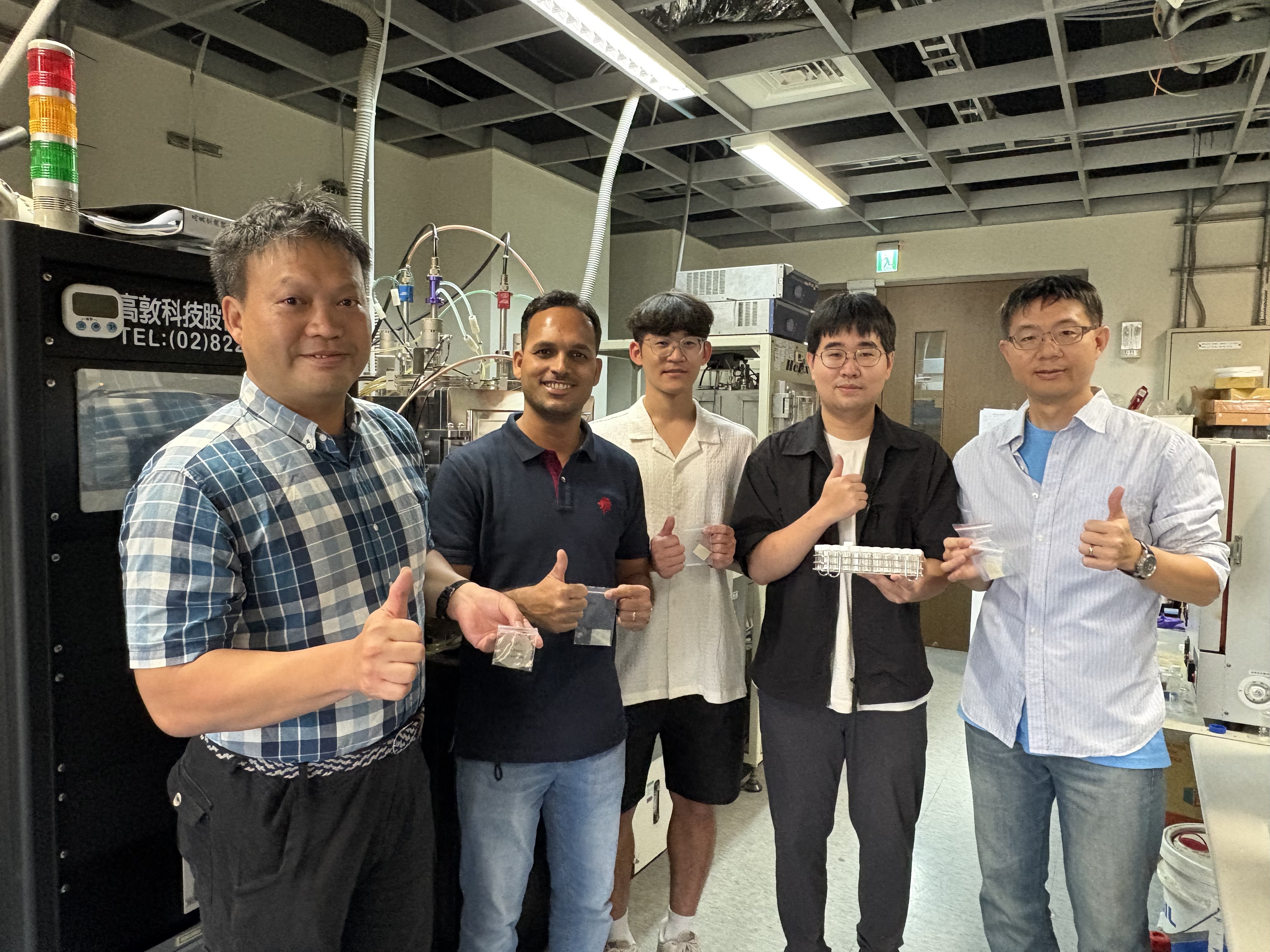 圖說1:成大材料系教授張高碩(右)與蘇彥勳(左)團隊,利用生成式AI與強化學習技術等科技,研發介電質材料,為台灣材料科學發展立下重要里程碑,相關成果發表在國際頂尖期刊《材料化學功能性元件》上,團隊成員還包括博士後研究員阿密特夏瑪(左二)、博士生邱彥倫(右二)及碩士生鄭泰明(中)等。
