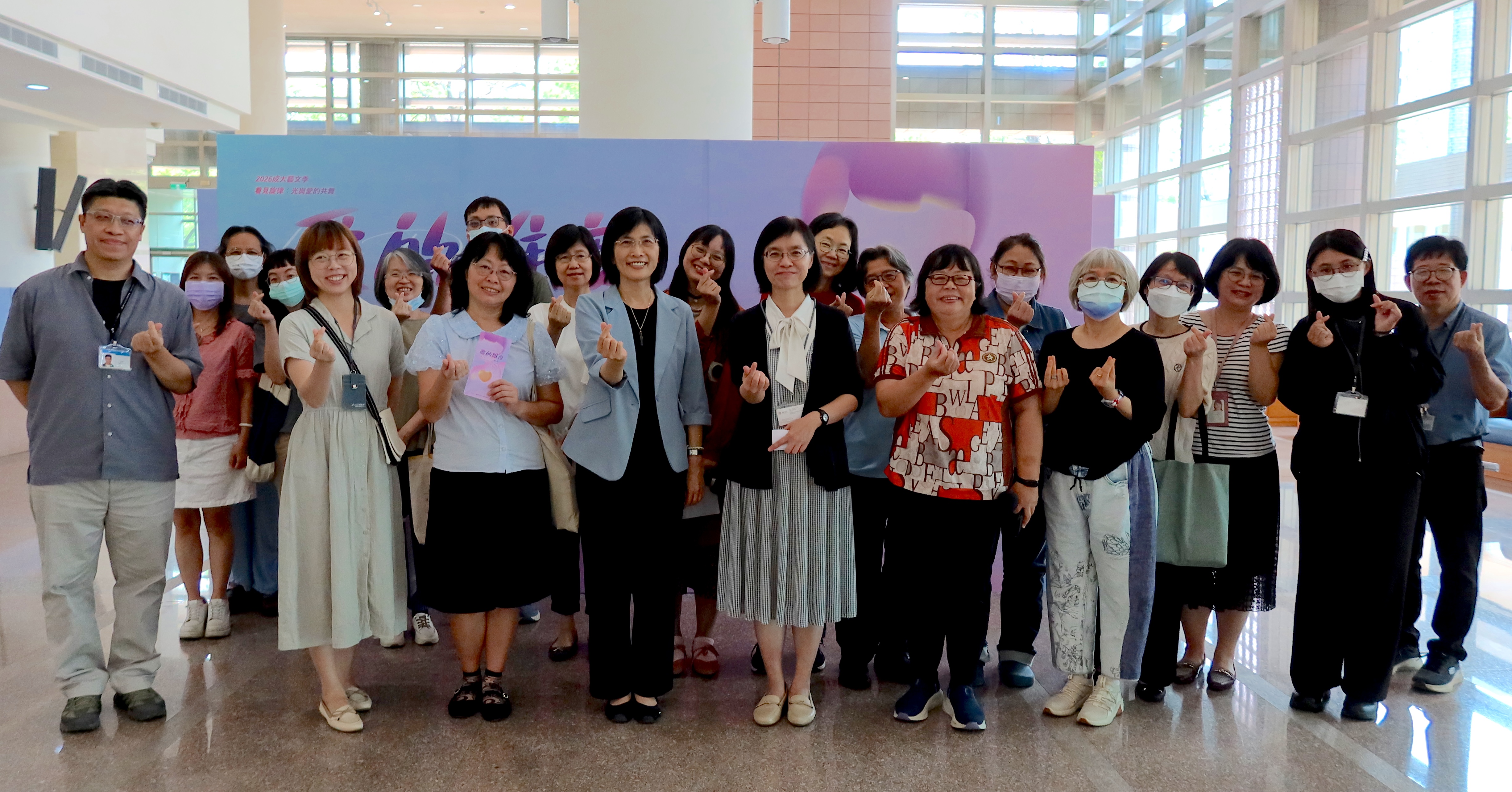 01＿成大圖書館「LOVE DIMENSION 愛的維度」主題書展於 4 月 22 日順利開幕。