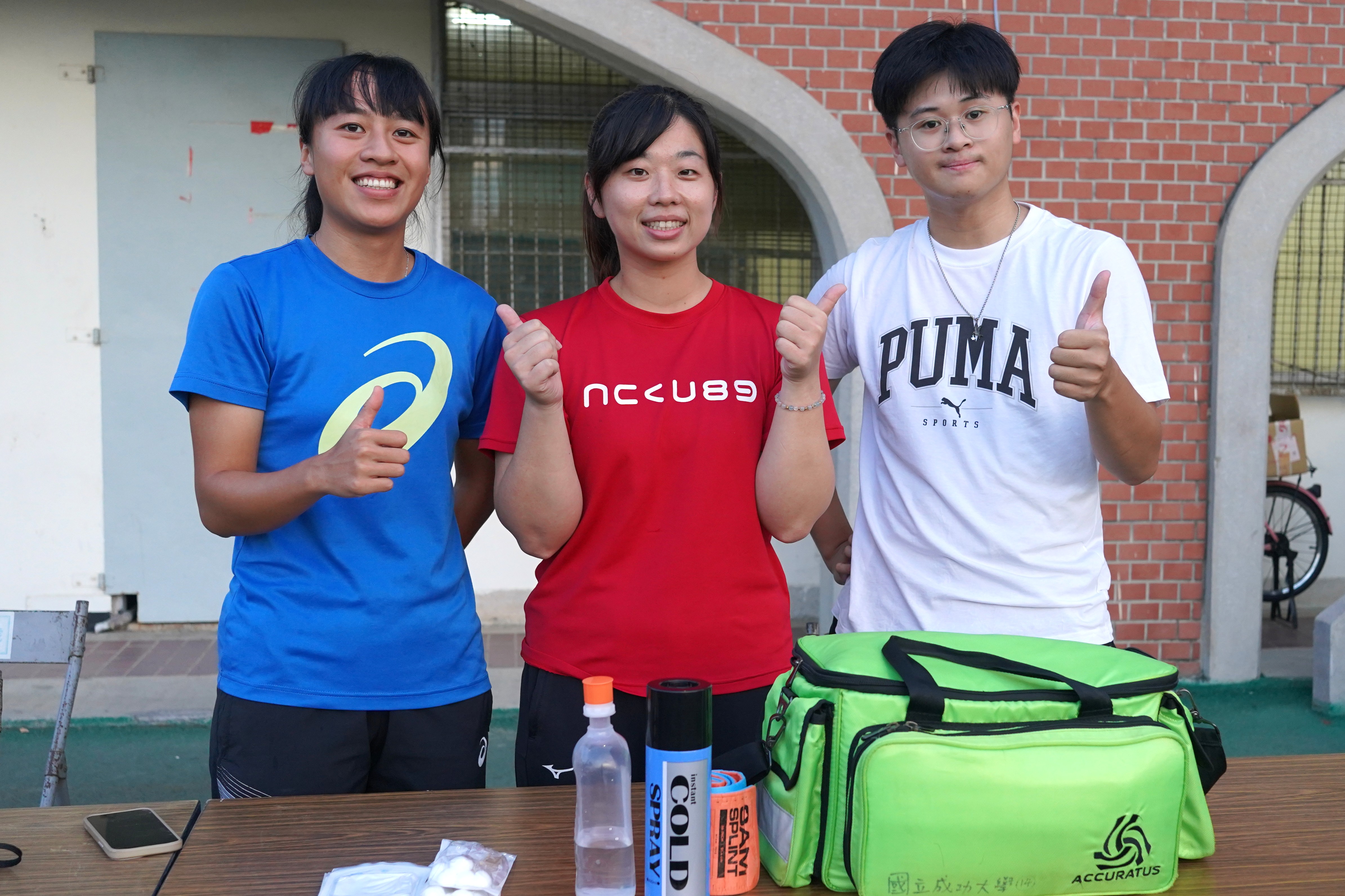 防護員除了賽前可協助給予預防性貼紮，最在比賽現場傷害發生時即時評估及初步處理，確保參賽者能在安全的狀況下參與。