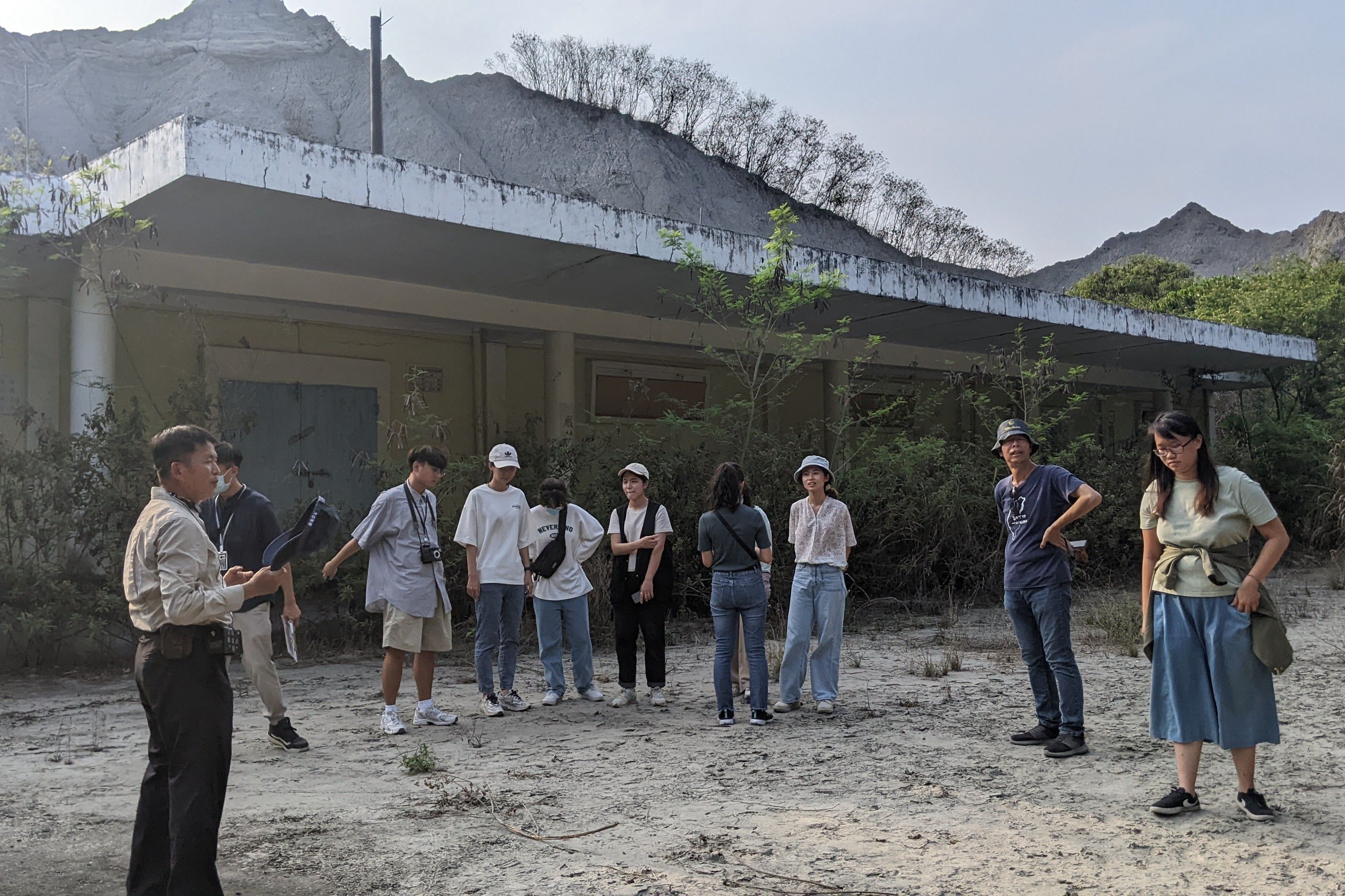 成大惡地協作團隊今(2025)年再度通過教育部 USR 計畫,3.0 版新目標是要讓惡地成為「培養韌性的實踐基地」。圖為團隊在社區業師的帶領之下,深入生態秘境龍崎工廠調查