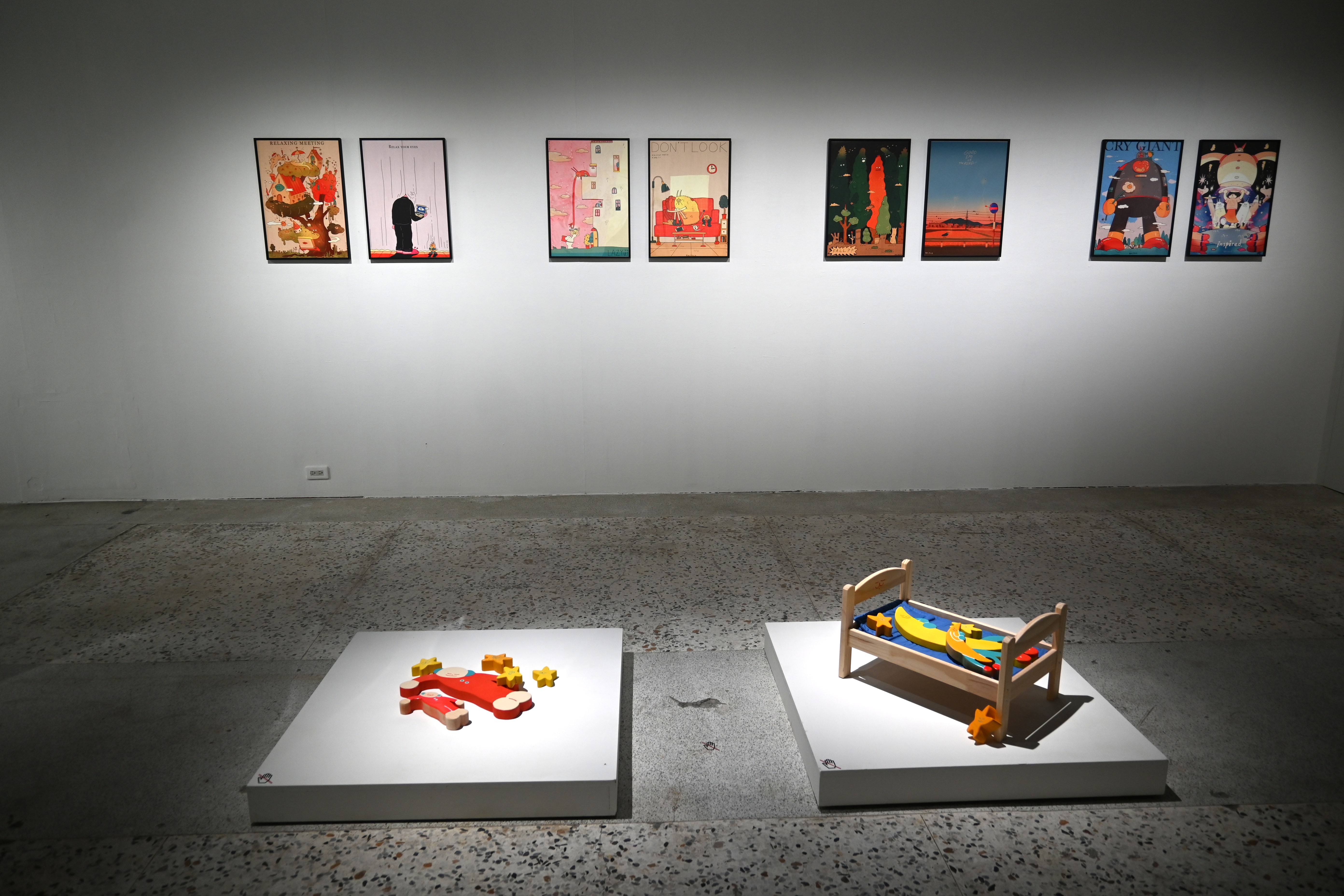 成大藝坊即日起到5月10日,邀請藝術家桑拿大可、陳橋、蓉生展出獨具個人風格的插畫與雕塑作品