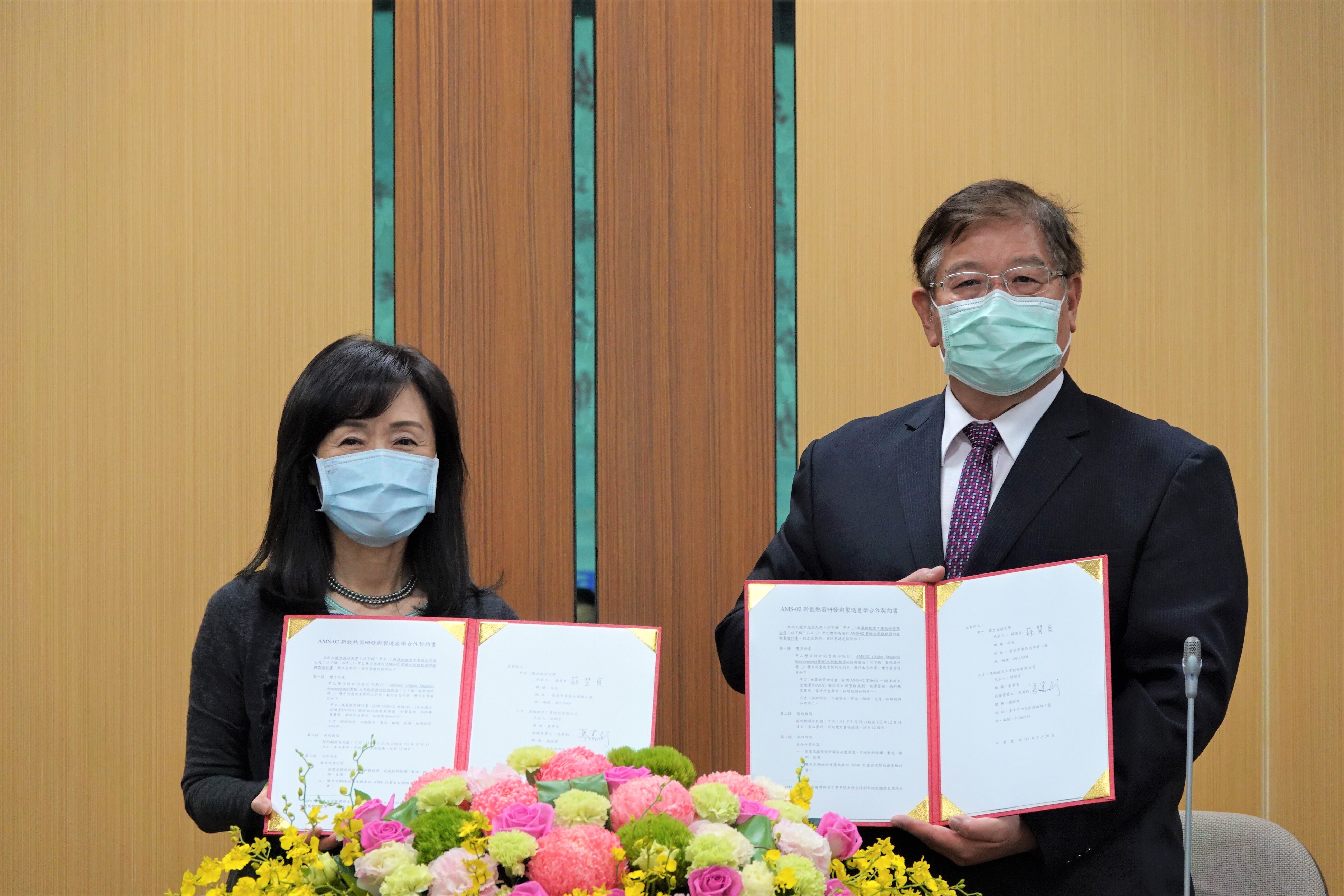 Huey-Jen Jenny Su, president of NCKU, and Wan-June Ma, president of AIDC signed a cooperation agreement