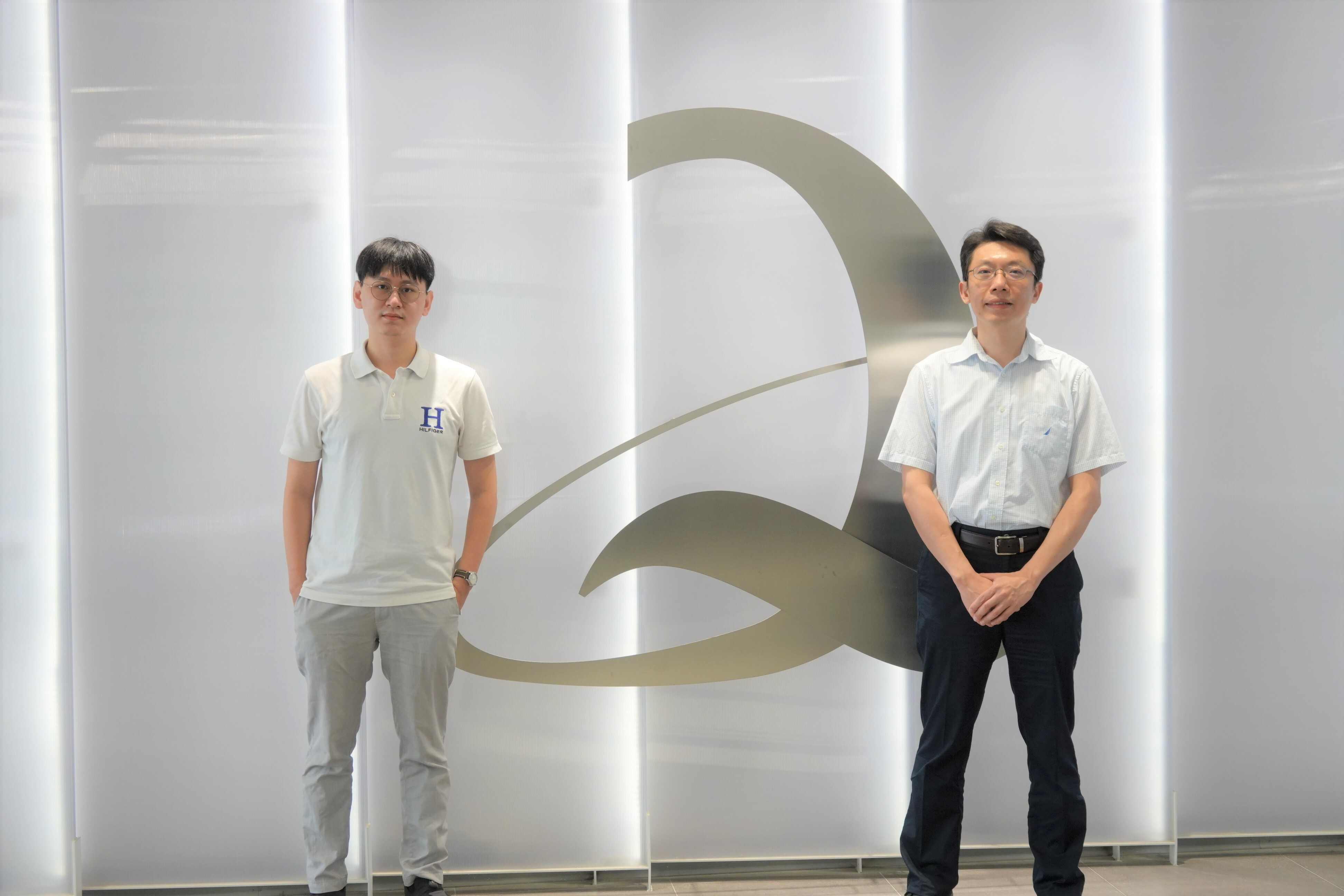 成大前沿量子科技研究中心主任陳岳男（右）與博士後研究員古煥宇（左）攜手歐亞跨國團隊提出判定合格量子記憶體的新方向，有助臺灣掌握量子元件發展關鍵