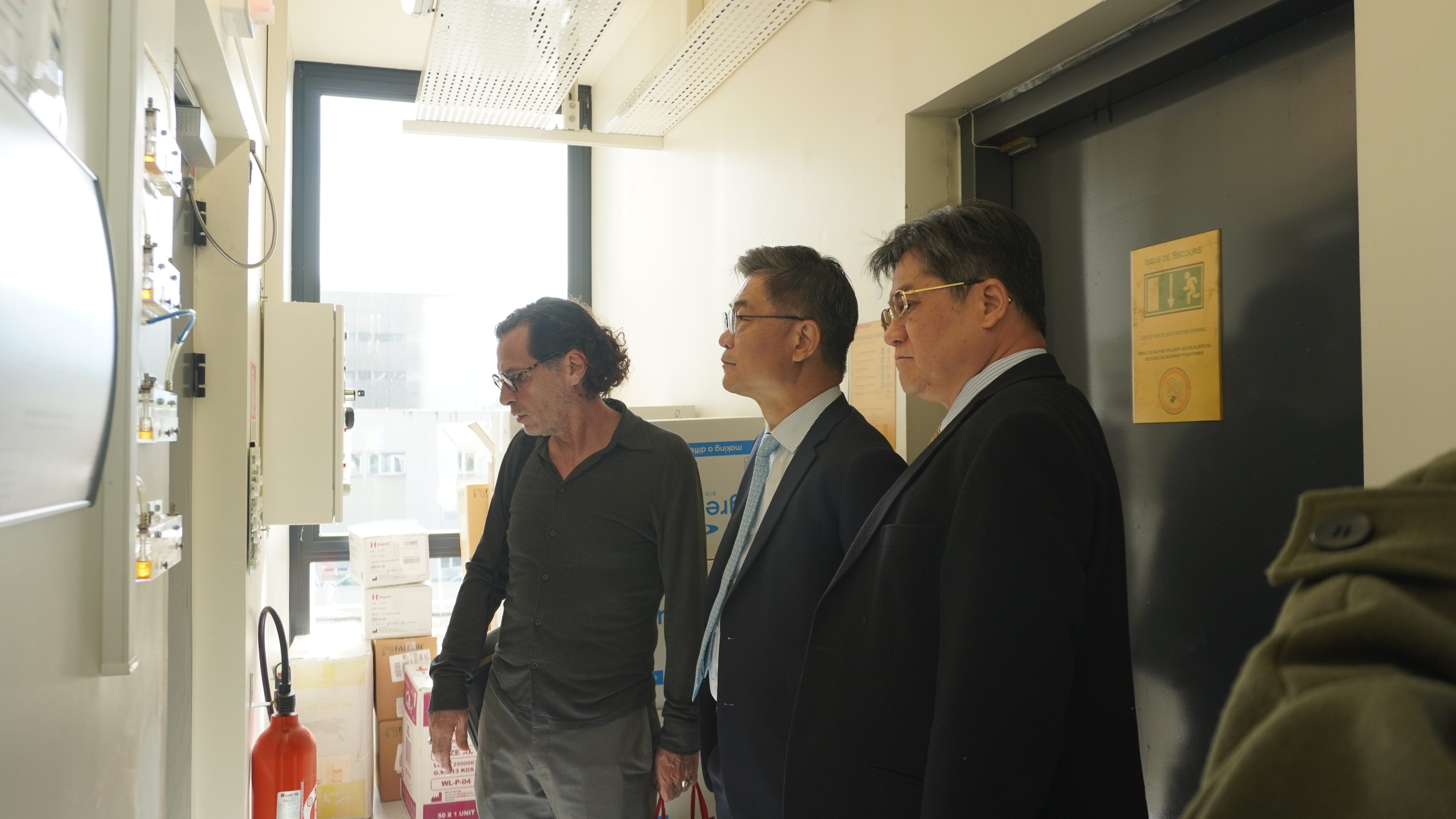 格勒諾布爾神經科學研究所副所長 Alain Buisson 教授（左 1）向沈孟儒校長（中）與張始偉副校長（右 1）介紹設備與實驗室。