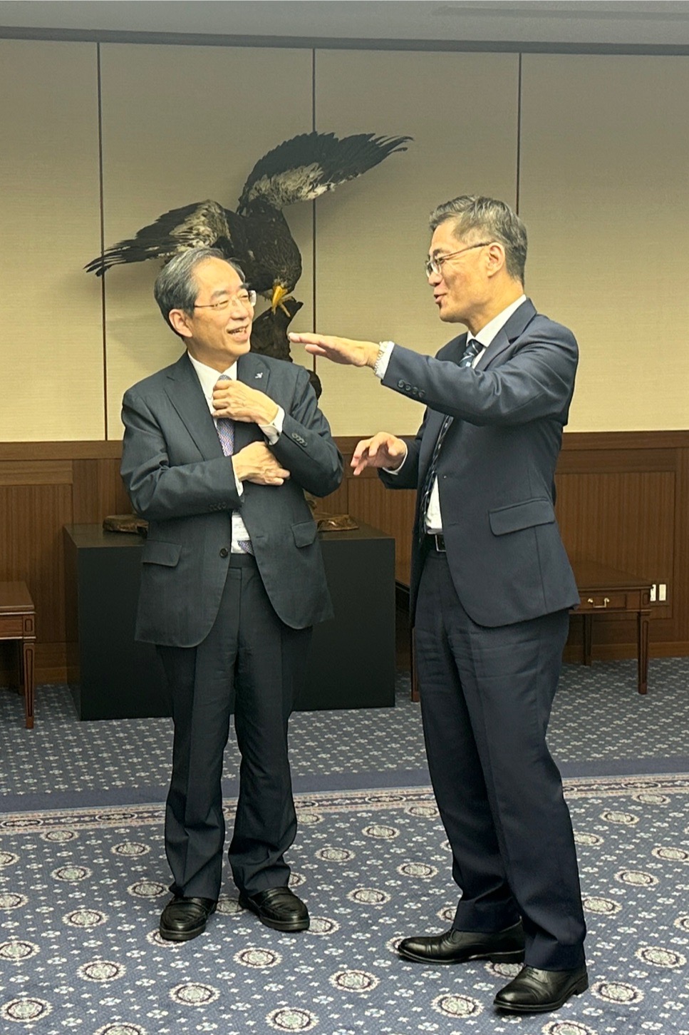 雙方探討新世代先進封裝與功率半導體應用合作，包含碳化矽、氮化鋁與氮化鎵元件的開發，以及利用人工智慧進行製程監控與良率預測，並提出成立聯合研究中心、推動博士後與研究生交流、結合兩國產業資源申請計畫，打造國際級半導體研發平台。  ________________________________________ 成大與東京科學大學未來展望與願景 國立成功大學長期致力於跨領域研究整合、產學創新研發與社會連結，在跨領域、多元發展的學術佈局，展現從理工到醫學、管理、設計乃至社會科學及運算與半導體的完整學術體系；東京科學大學則於 2024 年由東京醫科齒科大學與東京工業大學合併而成，承襲兩校多年來的科研能量並且將醫學、牙科、生命健康領域與工程、材料、資訊等強項結合，有意識地打破傳統領域疆界，期望長期提升跨領域研究與轉譯能力，強化基礎─臨床／應用─產業的鏈結。  東京科學大學自 2024 年 10 月併校後，學校不僅做基礎與應用研究，更將社會共創視為核心任務，學校使命為「推動科學與人類福祉，為社會且與社會共同創造價值」。  成功大學自 1931 年創校，時為臺灣工業教育的最高學府，肩負推動臺灣工業化的重大使命，至今成大於產業奠基、建設協力、城市共榮、國防躍升、防疫堡壘等國家重要發展面向樹立典範，成為一所讓城市感動、讓國家驕傲的大學。  成大與東京科學大學以社會需求為導向、以跨領域研究為創新突破、以產官學共創合作生態體系，未來將透過師生人才交流、研究生雙聯學位推動與共同研究計畫，深信透過知識分享與技術交流，成大與東京科大推動突破性的研究與創新應用，為學術界、產業界及人類社會帶來深遠影響。這次合作不僅是兩校攜手的重要里程碑，更象徵共同致力於塑造未來科技與醫療發展的承諾。