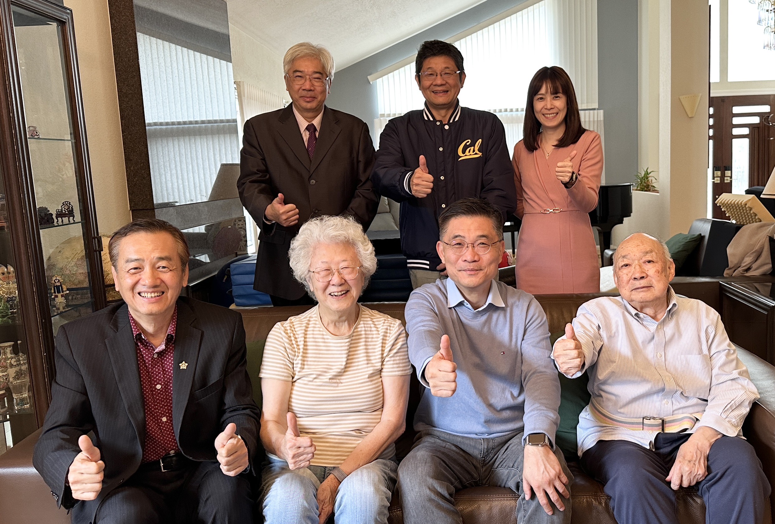 沈孟儒校長(前右 2)率領代表團包含羅偉誠主任秘書兼校友中心主任(後中)、余睿羚永續長(後右 1)、成大醫院林鵬展副院長(後左 1)等人,赴美拜會長期支持成大教學創新與跨域整合的資深校友謝孝忠(前右 1)及夫人孟慶傑(前左 2),就模組化教學的推動成果與未來方向進行深度交流,土木系校友程東海學長(前左 1)陪同,進一步強化海外校友與母校間的交流與連結。