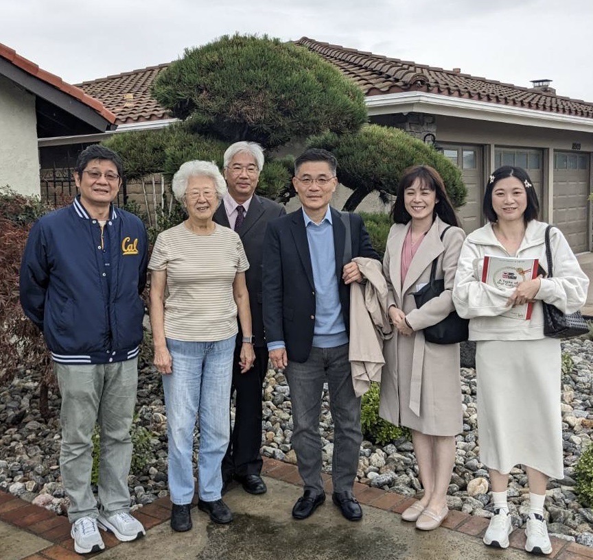 沈孟儒校長 11 月 14 日率領代表團拜會長期支持成大教學創新與跨域整合的資深校友謝孝忠(數學 51 級)及夫人孟慶傑(數學 51 級)