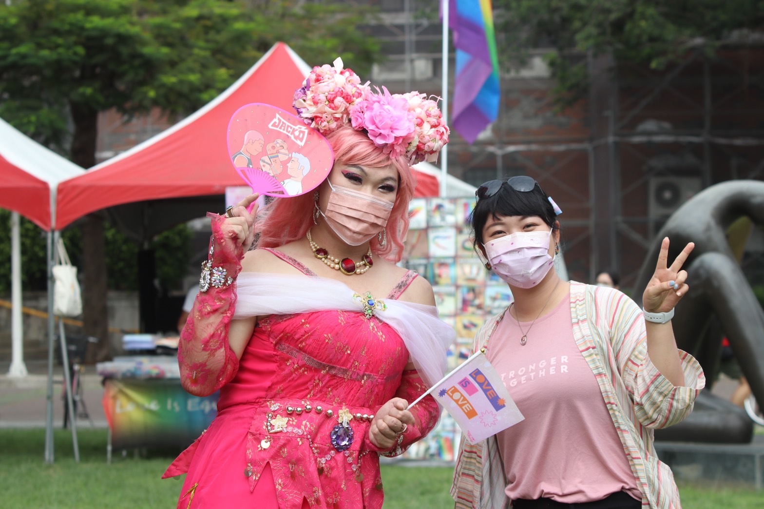 擔任過第一屆粉紅點主持人、南市議員林易瑩（右）也回到母校參加活動。