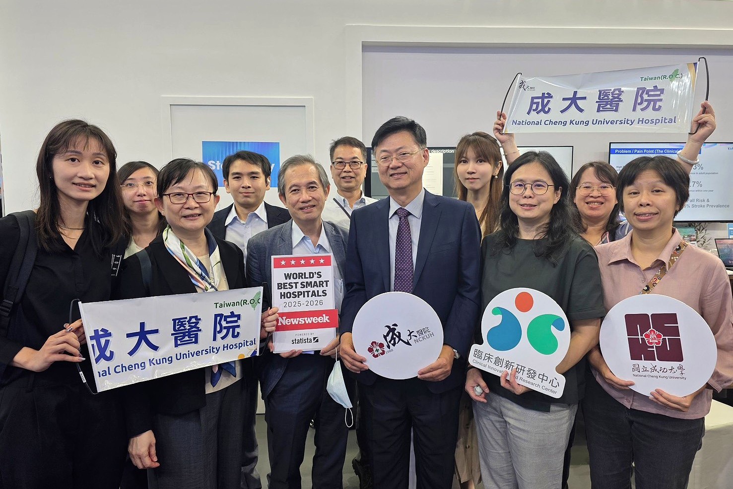 成大醫院許耿福院長表示,此次排名提升並獲得AI創新領袖肯定,是對全院醫療、資訊、研究及行政團隊長期投入的鼓勵
