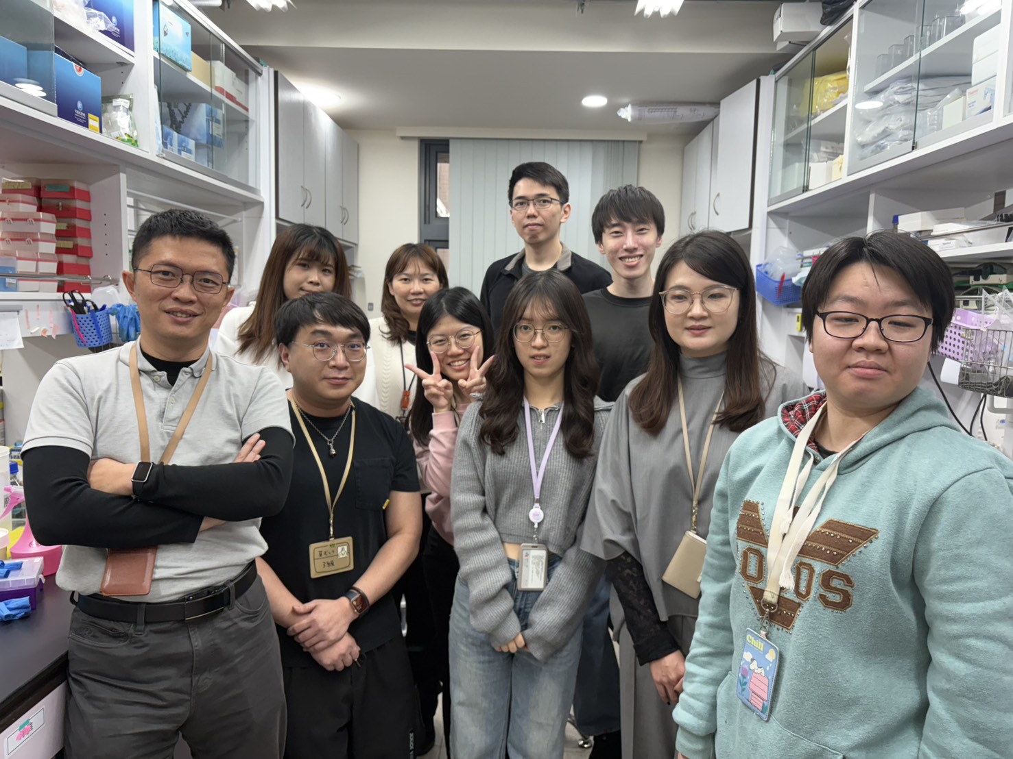 成大醫學檢驗生物技術學系陳百昇老師（左一）帶領的研究團隊，最新成果再次刊登在國際頂尖期刊《核酸研究》（Nucleic Acids Research），圖中右二為第一作者博士後研究員李婕寧