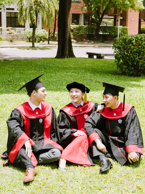 學位服由左至右：碩士、博士、學士