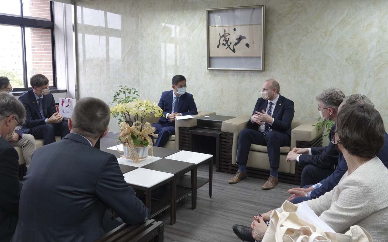 President Shen Meets Lithuanian Delegation