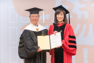 蘇慧貞校長頒授名譽博士學位予江樹生教授（左）