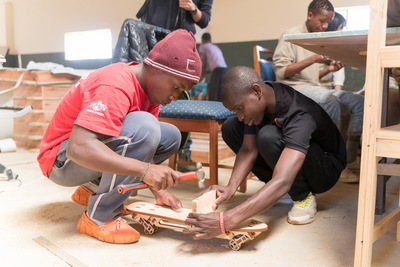 學員們開始專心投入木工製作