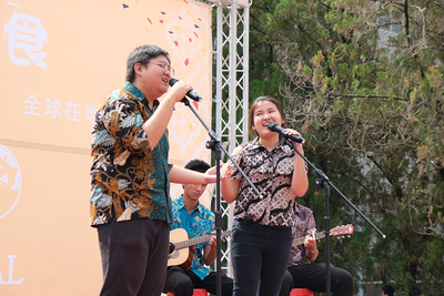 印尼僑生在台上演唱名謠，氣氛愉悅活潑