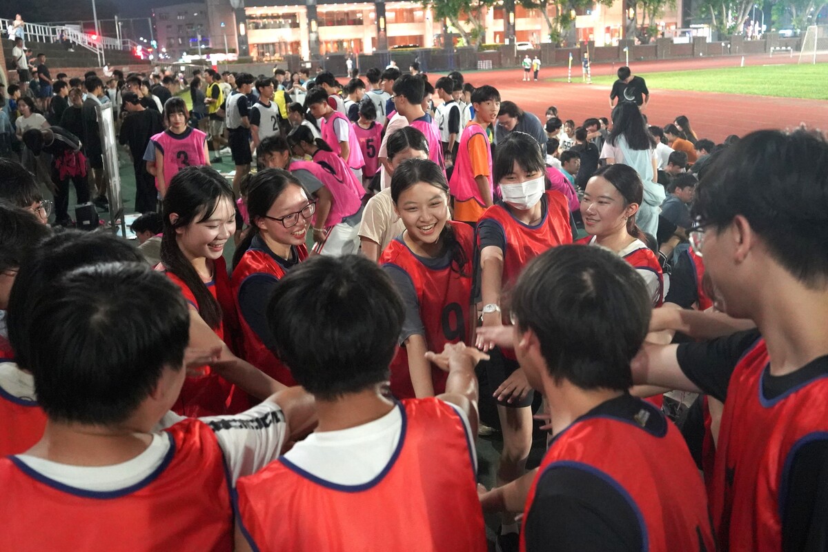 【混合大隊接力－不斷更新】陳玉女副校長到場帶領選手高喊「我一定會贏！」圖片
