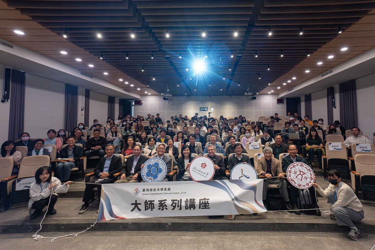 哈佛大學教授 Peter Galison 受邀成大談黑洞研究　跨域分享掀熱烈對話與交流圖片